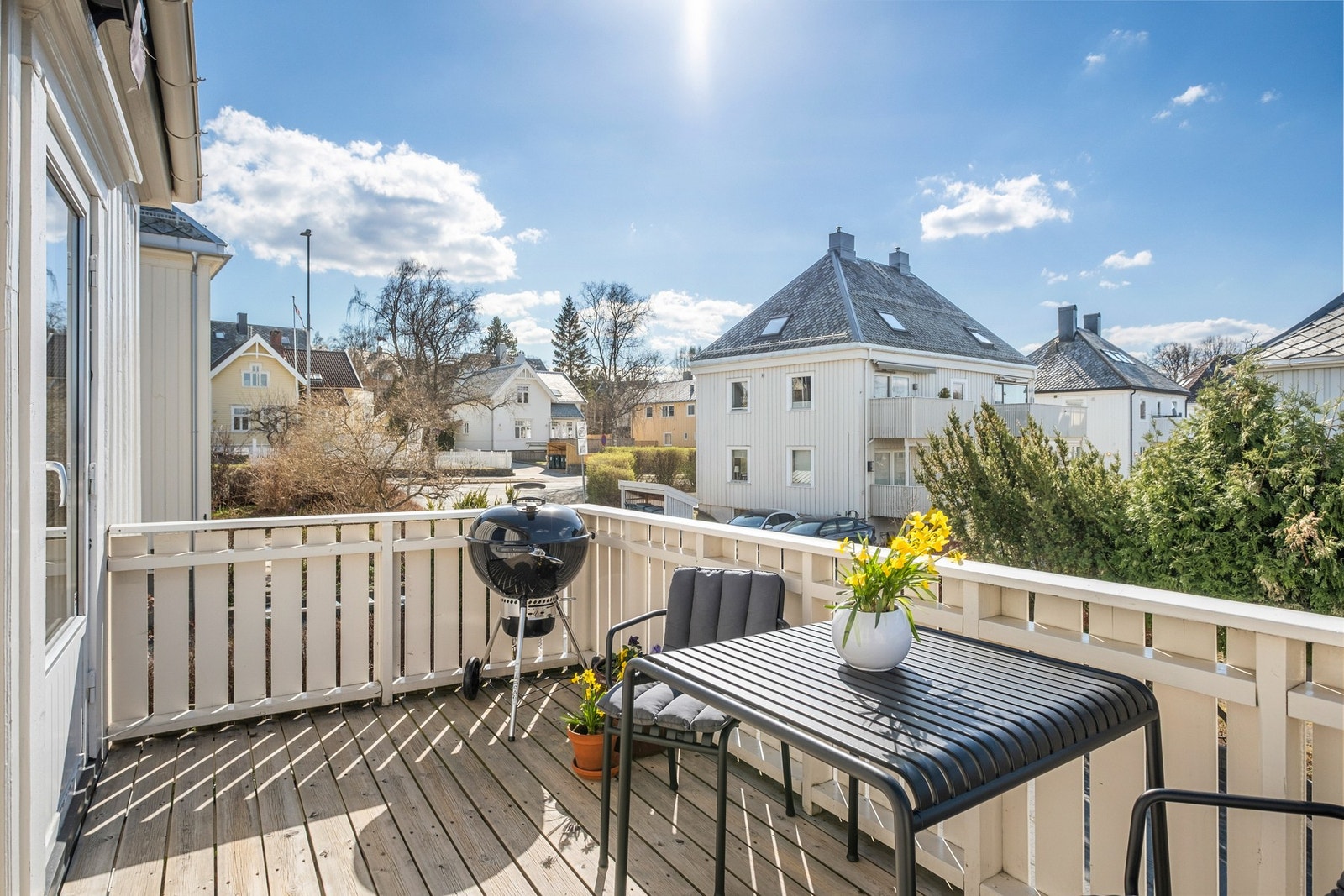 På uteplassen nytes varme sommerkvelder og den fine utsikten. Galleribilde