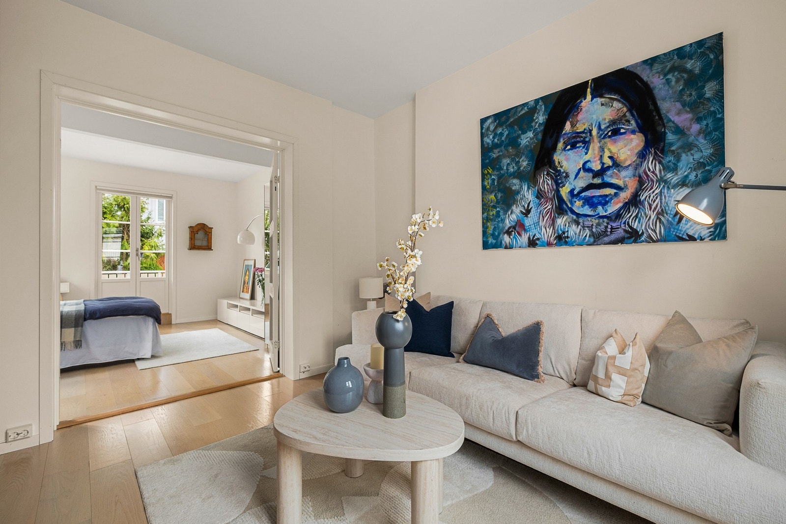 Fra stuen har man nydelige detaljer med dobbeldør inn mot soverom. Galleribilde