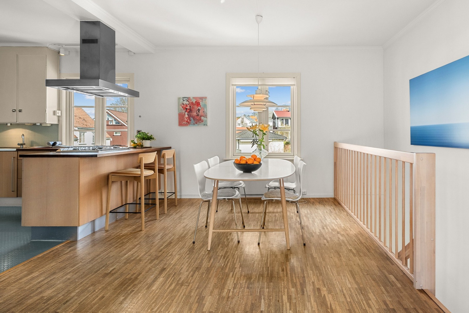 De store vindusflatene sikrer rikelig med naturlig lysinnslipp i rommet. Galleribilde