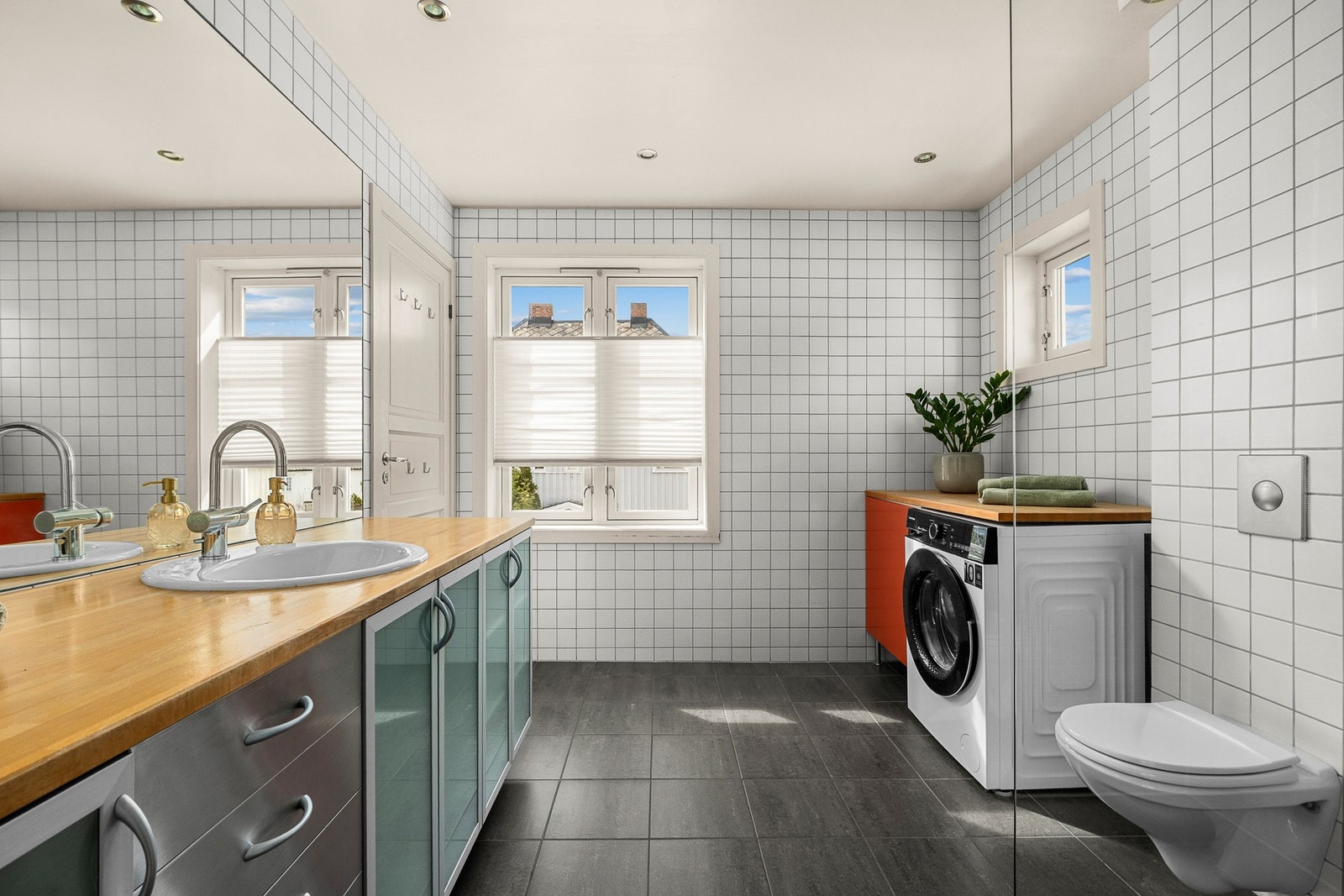 Pent flislagt bad med varme i gulv og downlights i himling. Galleribilde