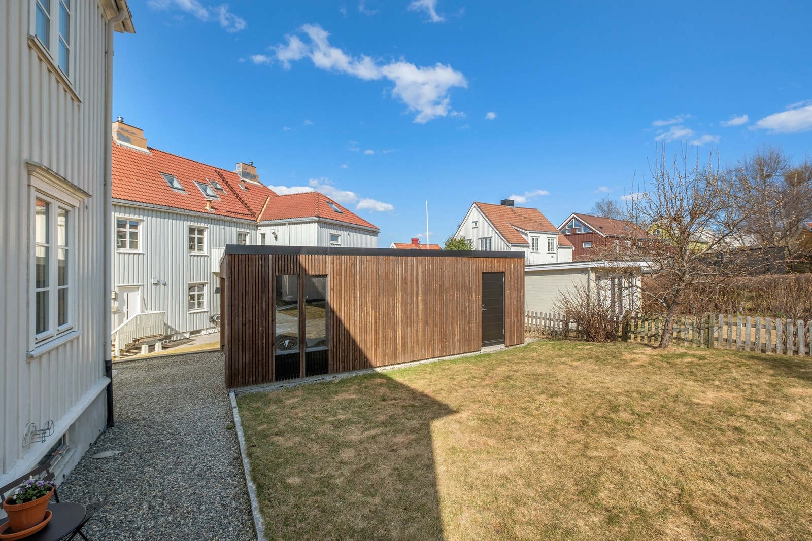 Eiendommens hage strekker seg rundt hele huset før den møter gårdsplassen. Galleribilde