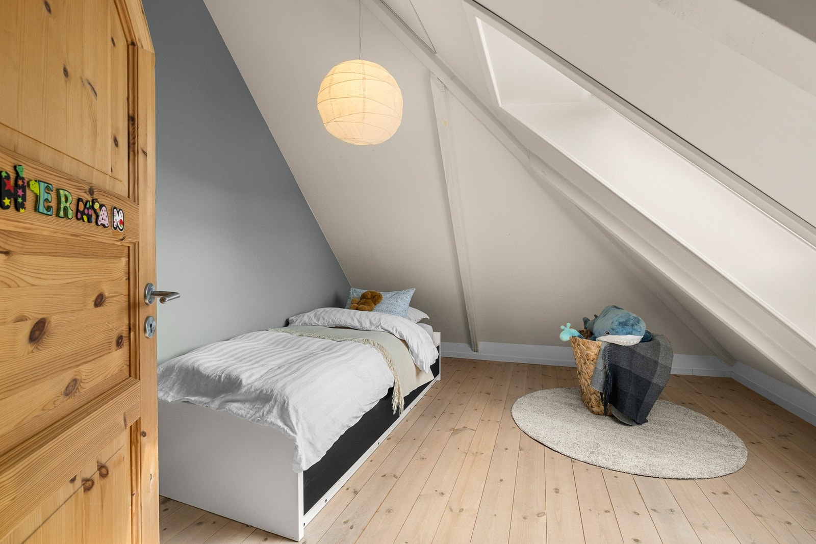 Rommet har god plass til ønsket seng. Galleribilde