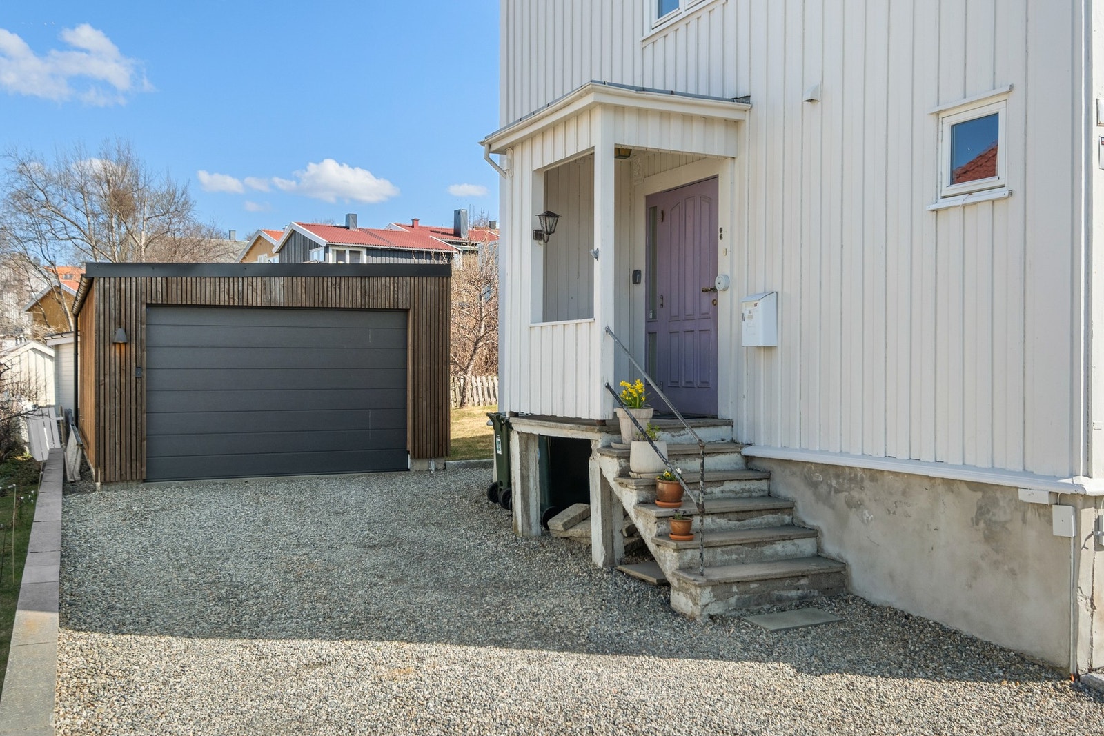 Eiendommen har en flott og stor gruslagt biloppstillingsplass. Her er det rikelig med parkeringsplass, samt garasje med innstallert elbil-lader. Galleribilde