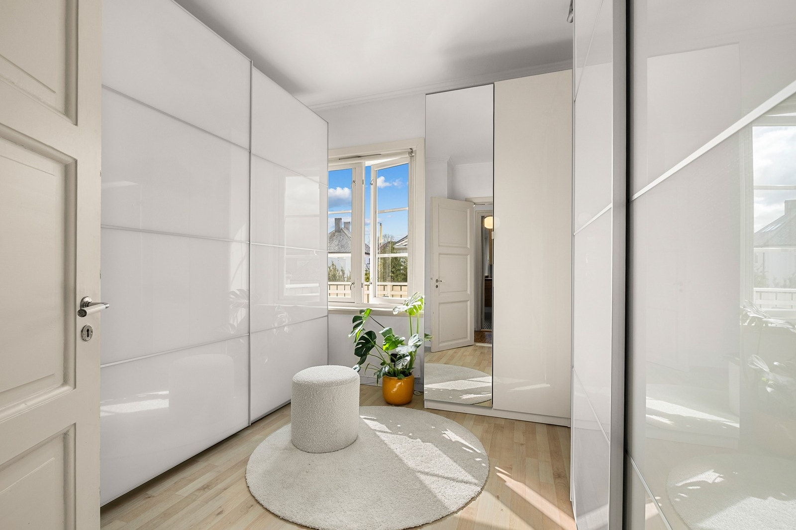 Romslig soverom som i dag benyttes til garderobe. Galleribilde