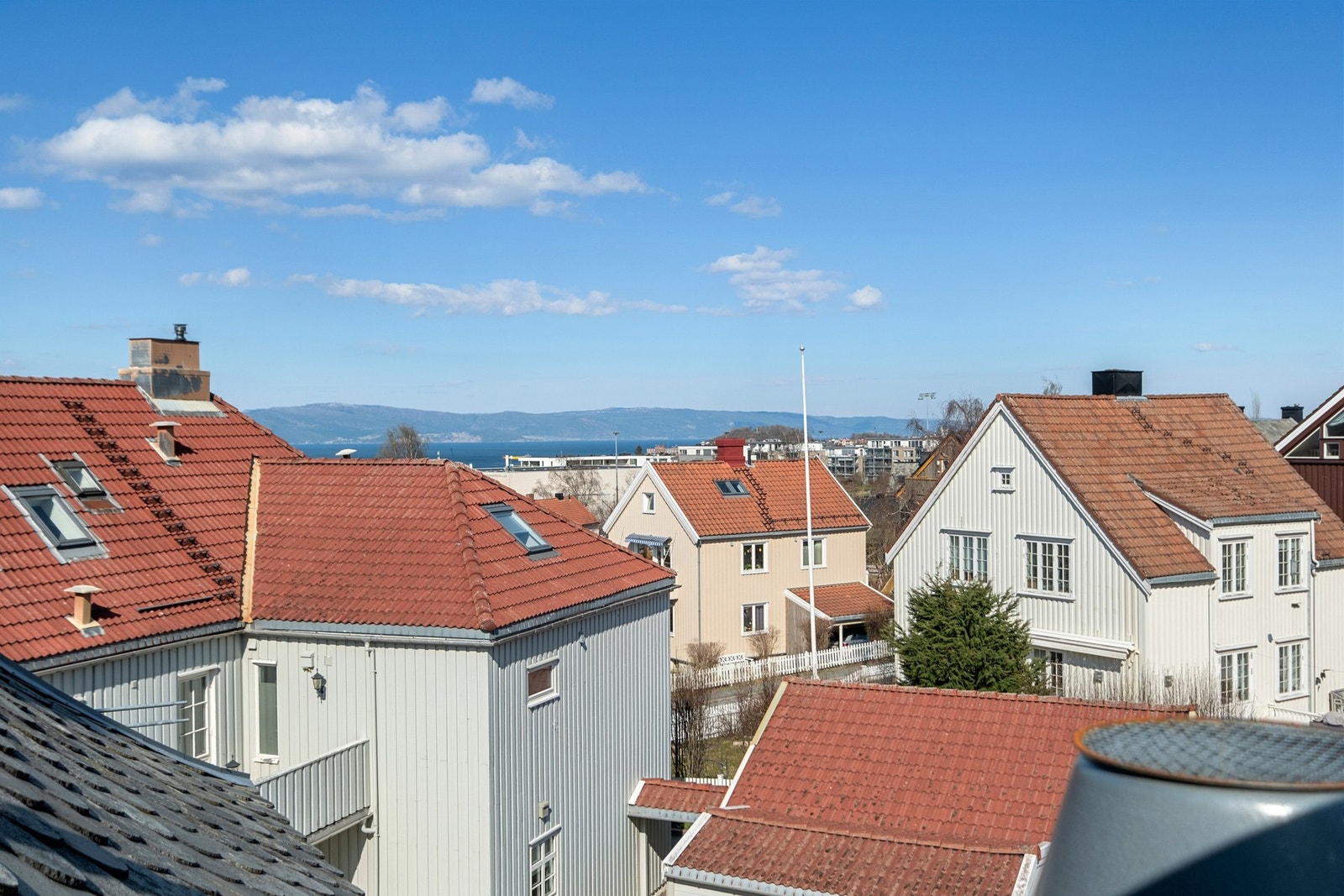 En luftig beliggenhet med utsikt mot Trondheimsfjorden fra loft.. Galleribilde