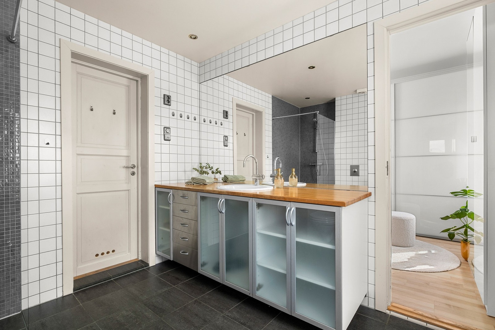 Badet har inngang fra både gang og soverom. Galleribilde