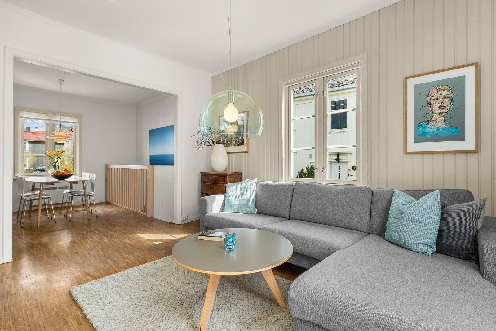 Stuen har en gunstig planløsning som gjør den enkel å innrede. Galleribilde