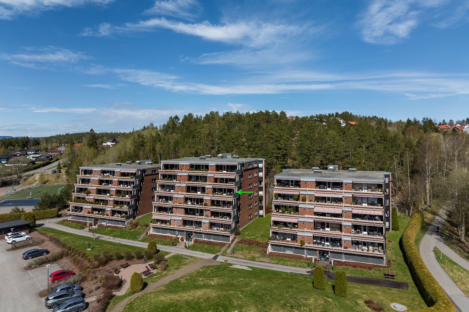 Leiligheten har en meget god internbeliggehet i byggets 4. etasje, med nydelig utsikt. Galleribilde
