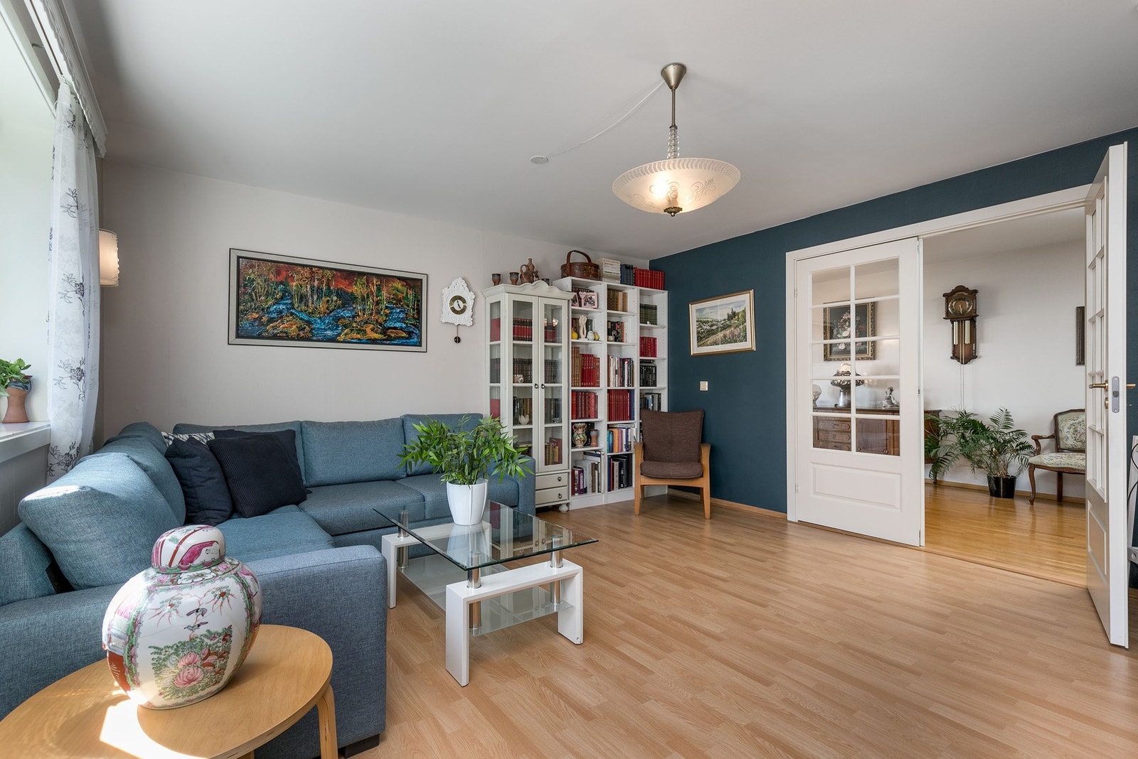 Trivelig stue nr. 2, med flotte doble fløydører og god plass til sofa. Galleribilde