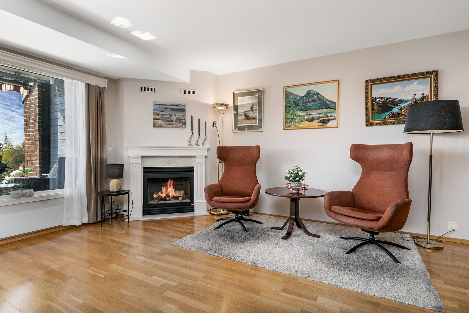 En flott gasspeis i klassisk stil sørger for varme og hygge i stuen. Galleribilde