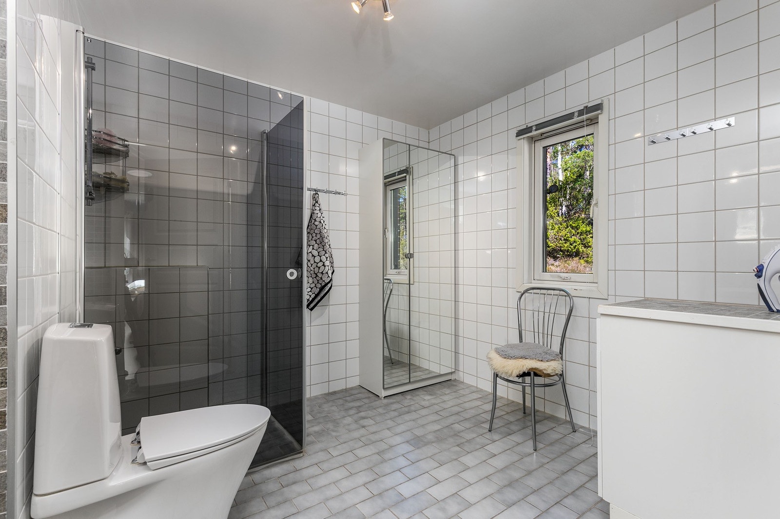 Badet har varmekabler i gulv, dusjsone med innfellbare dører samt gulvstående toalett. Galleribilde