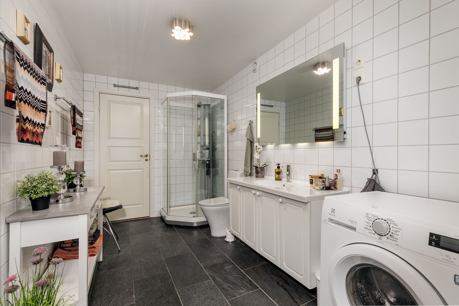 Pent bad 2 fra byggeår, med flislagte vegger og gulv. Opplegg for vaskemaskin. Galleribilde