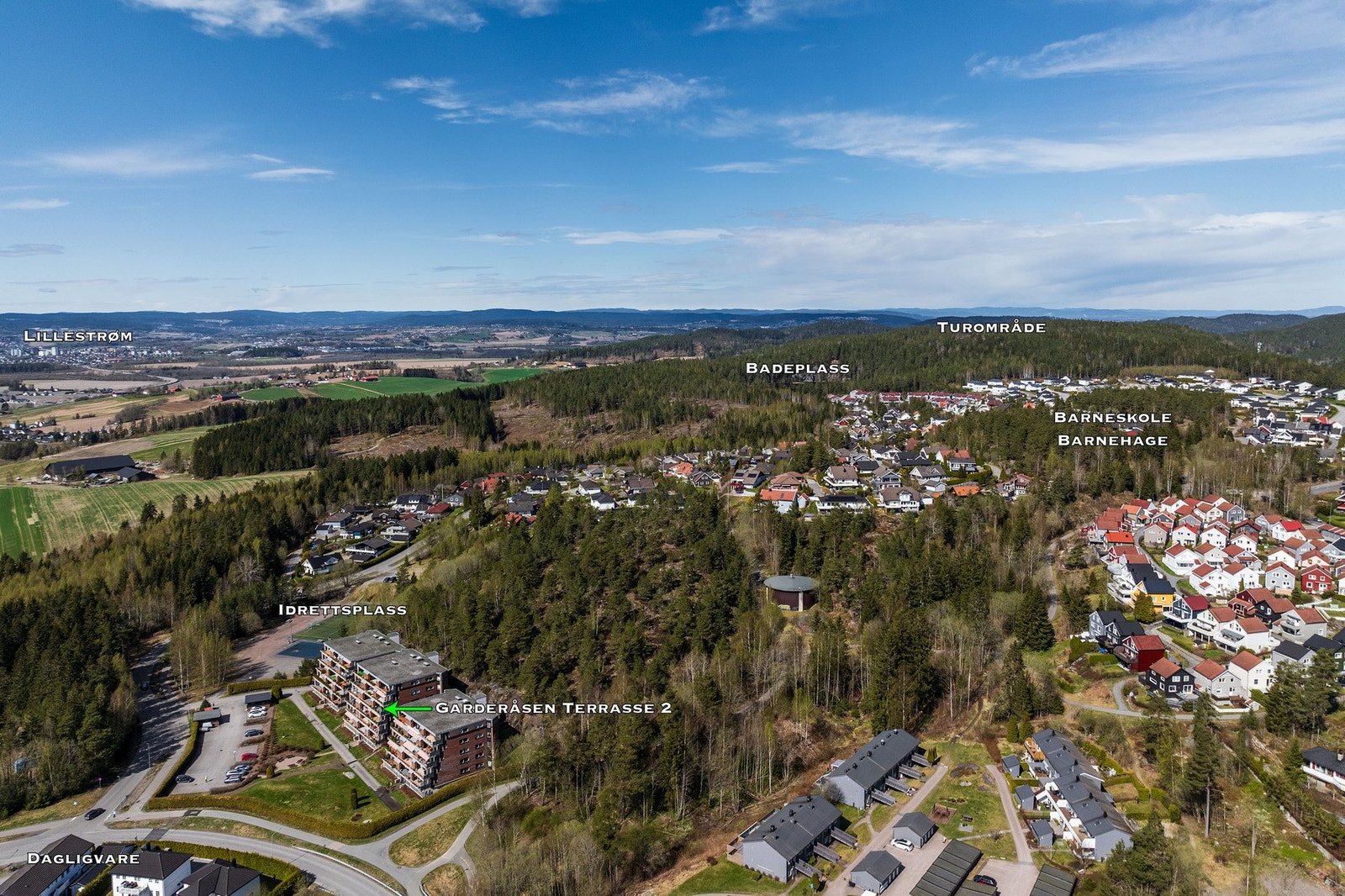 Boligen ligger i et naturskjønt og trafikkstille boligområde på Garderåsen Galleribilde