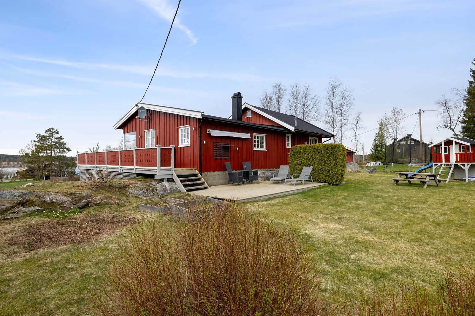Fine utomhusarealer med god plass for lek og aktivitet Galleribilde