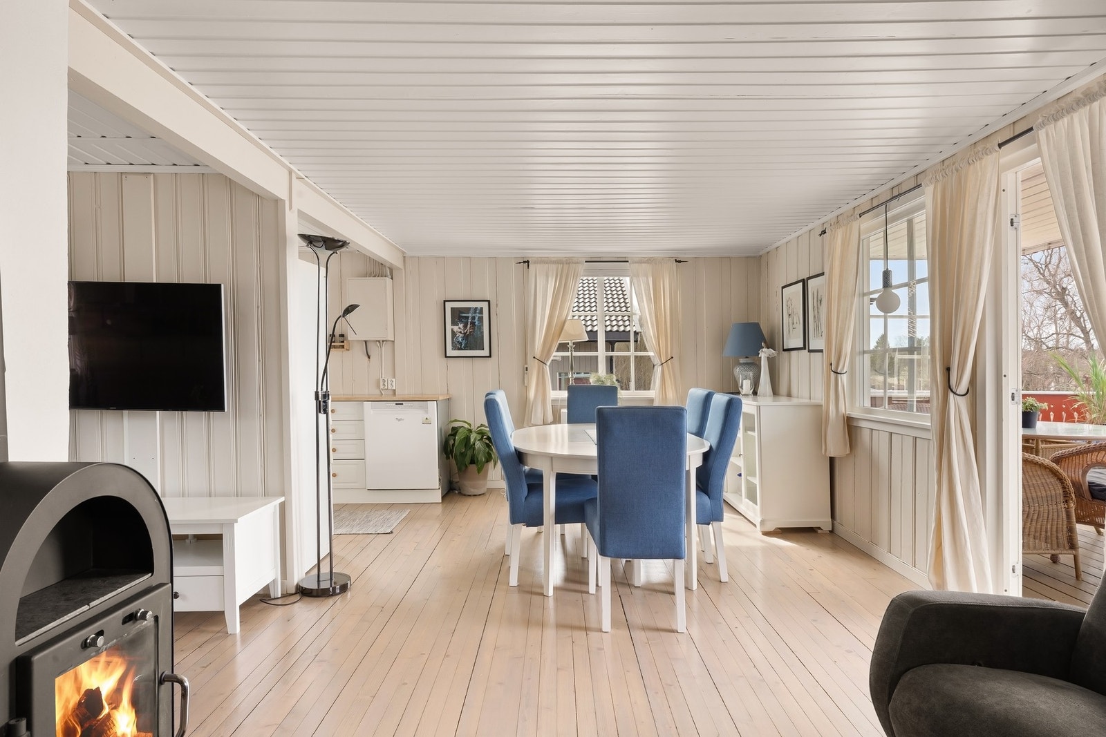 Hytta har både vedovn og luft/luft varmepumpe i tillegg til behageli gulvvarme på badet. Galleribilde