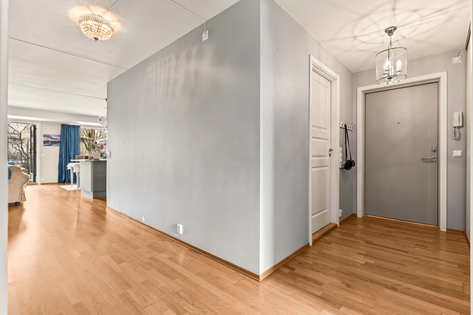 Entredør i brannklasse B30 med lyddemping bidrar til en skjermet og trygg inngangssone. Callinganlegg er installert. Galleribilde