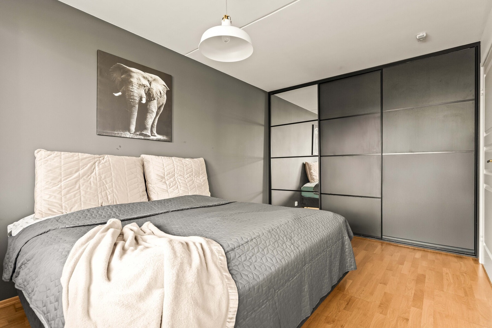 Hovedsoverommet har god plass til dobbeltseng og tilhørende møblement. Utstyrt med plassbygd og stor skyvedørsgarderobe. Galleribilde