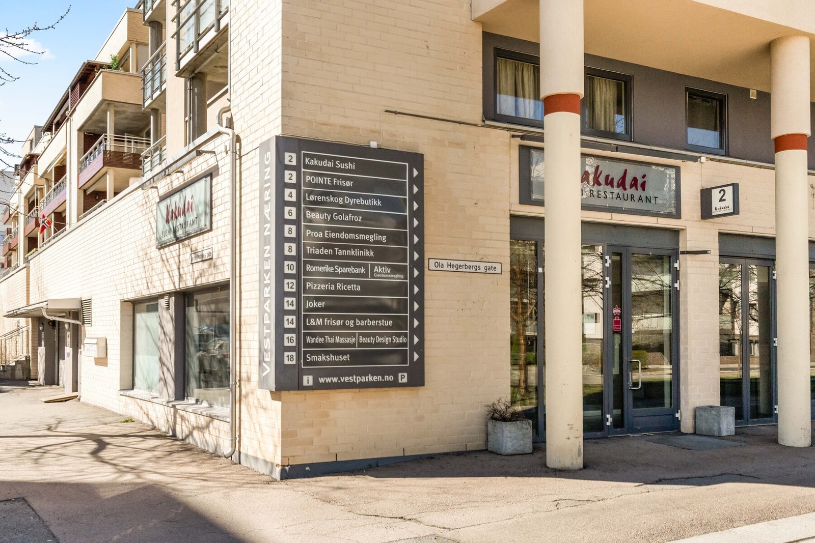 Næringslokalene som ligger i byggets underetasje gjør hverdagen enkel. Galleribilde