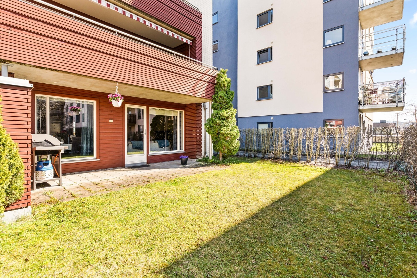 Flat og lettstelt plen - perfekt for lek, ballspill og trygge uteaktiviteter for barna. Galleribilde