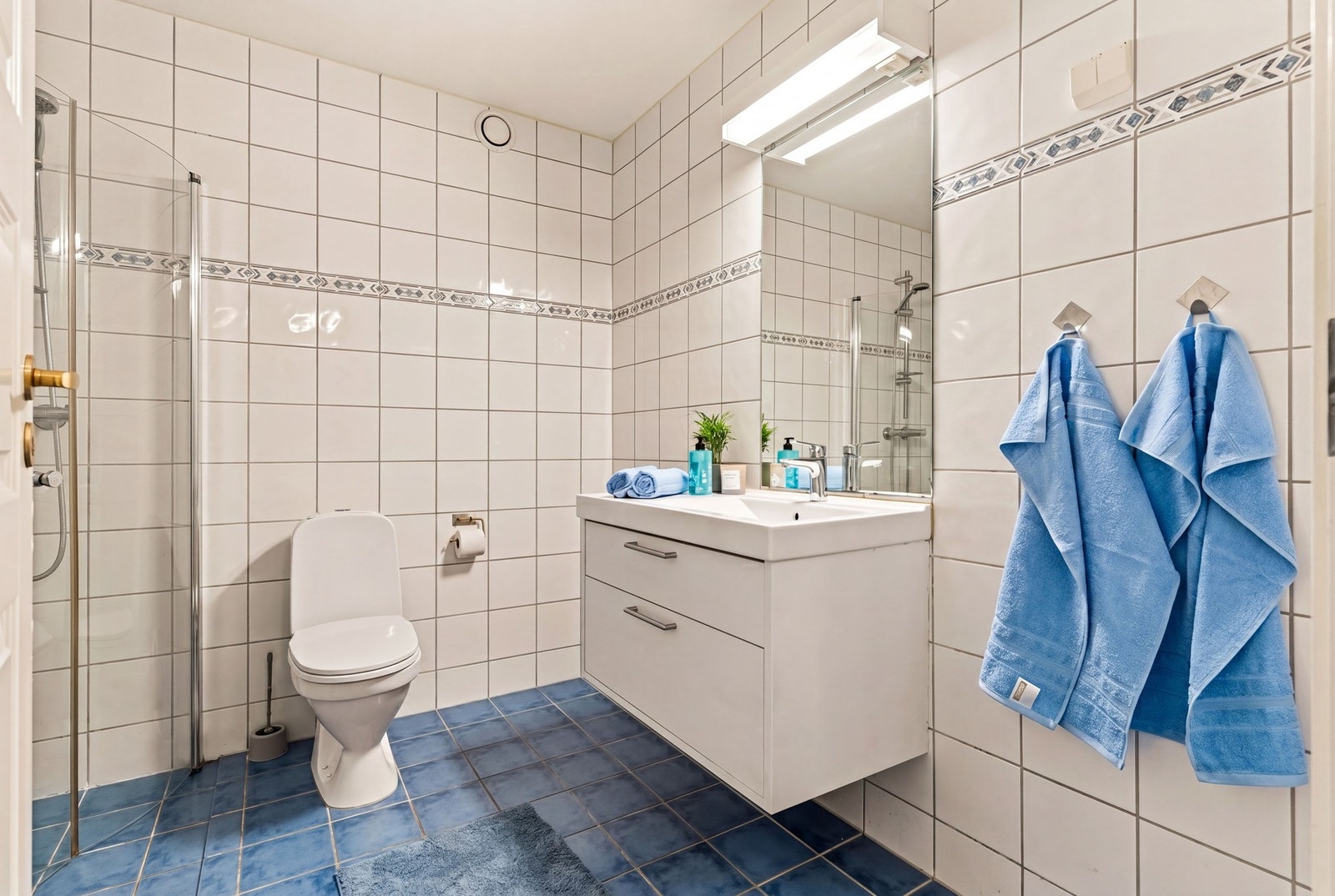 Flislagt bad fra byggeår. Badet er utstyrt med elektrisk gulvvarme. Galleribilde