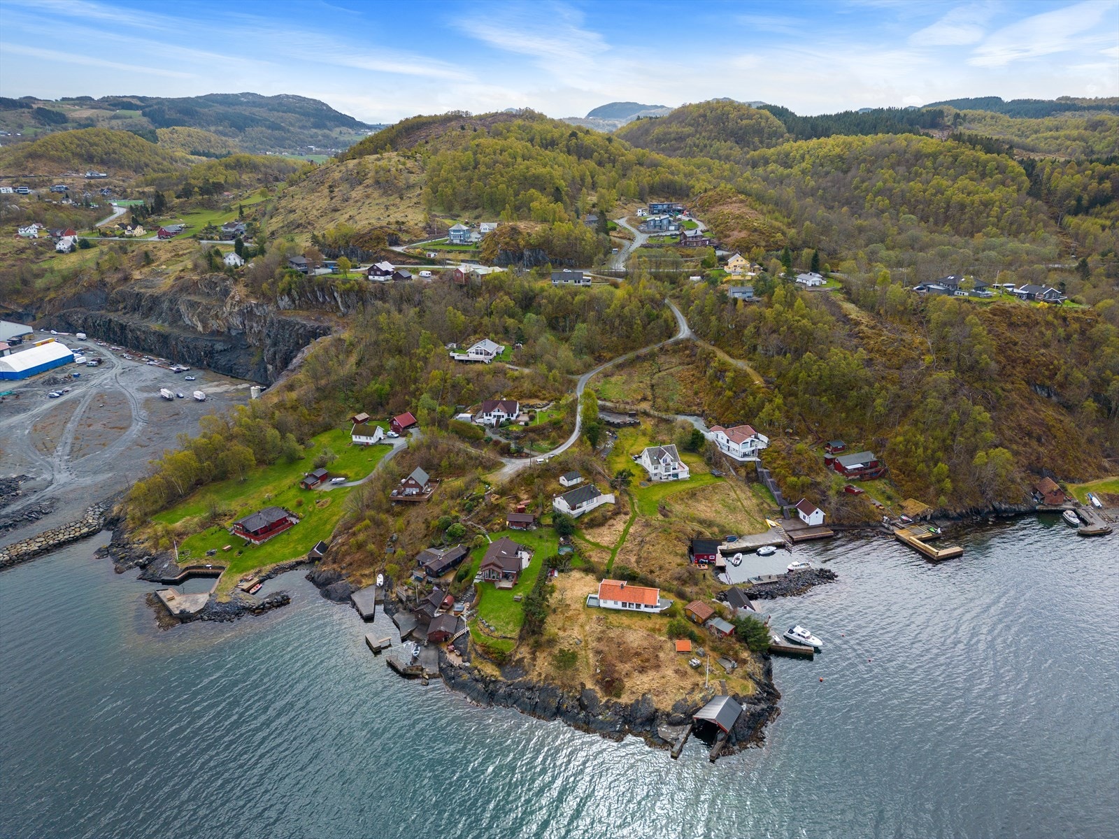 Eiendommen strekker seg fra Fiskåvegen til sjøen. Galleribilde