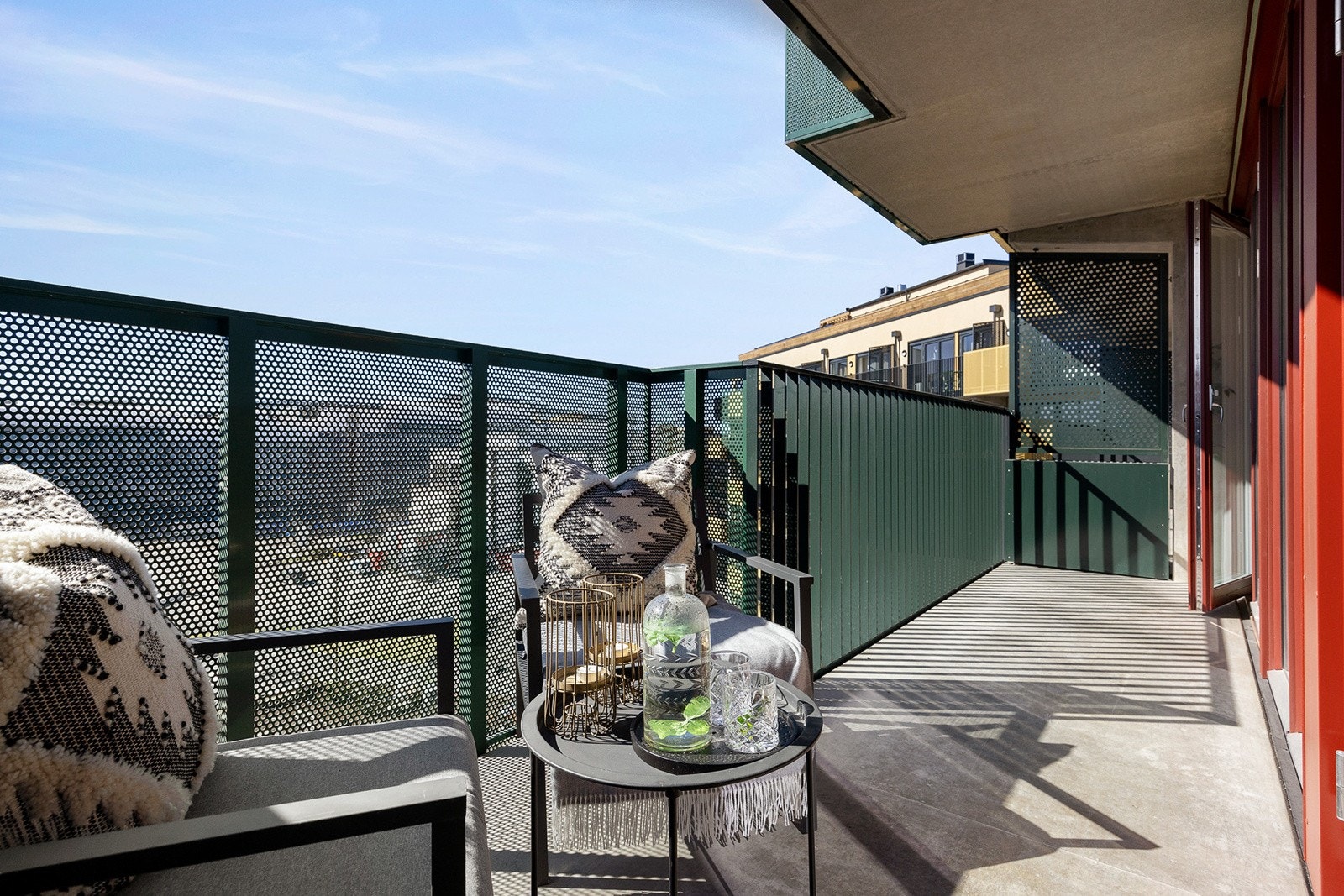 Hyggelig sørvendt balkong på 6 kvm med plass til sittegruppe og grill! Balkongen har stikkontakt og belysning. Galleribilde