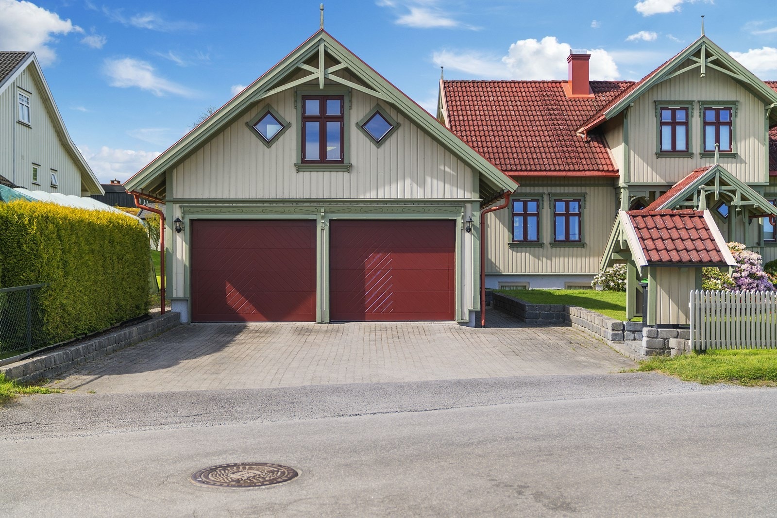 Dobbel garasje med praktisk bodrom i 2. etasje Galleribilde