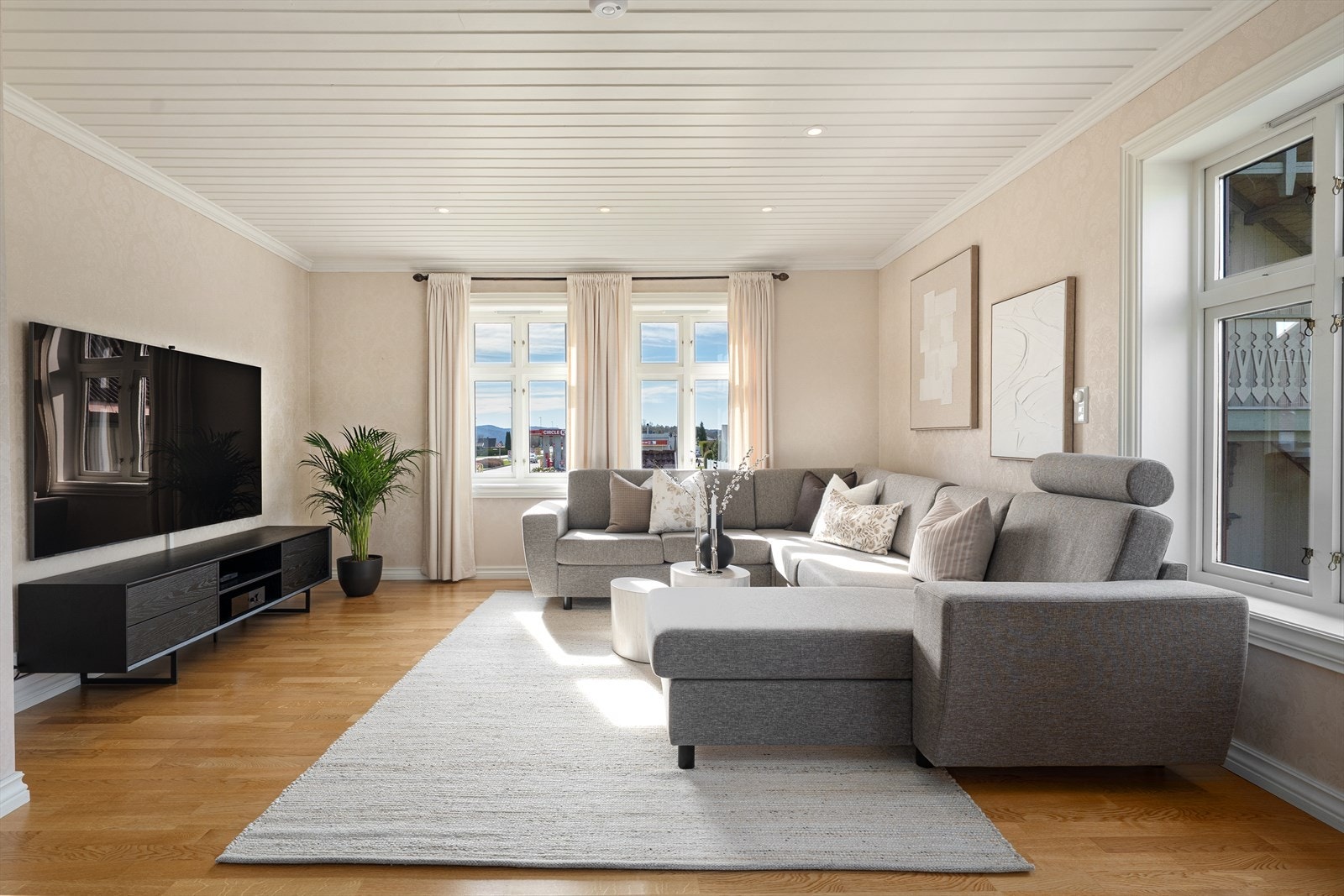 I stuen er det store vindusflater som slipper inn rikelig med naturlig lys Galleribilde