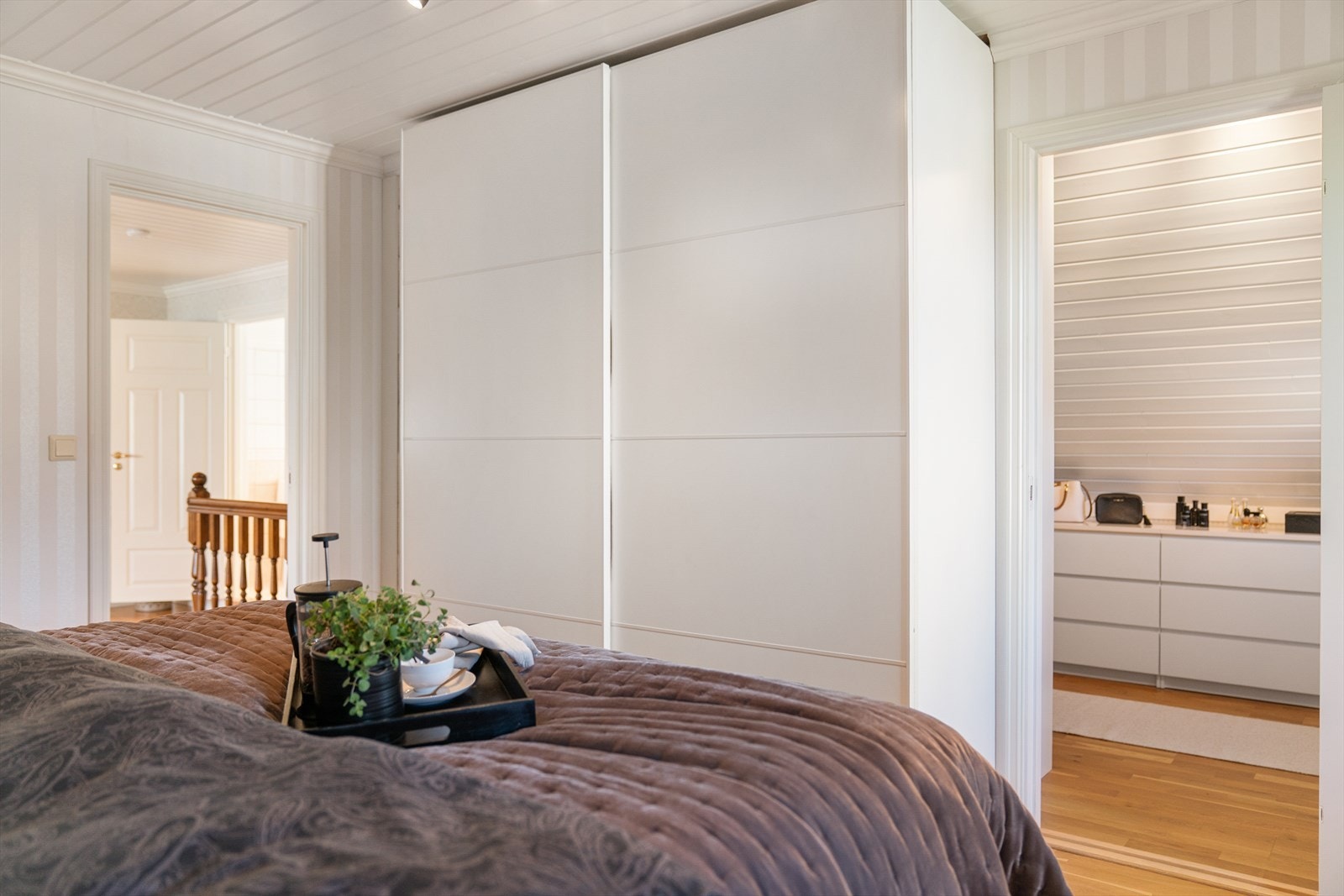 Fra hovedsoverommet har du tilgang til walk-in Galleribilde