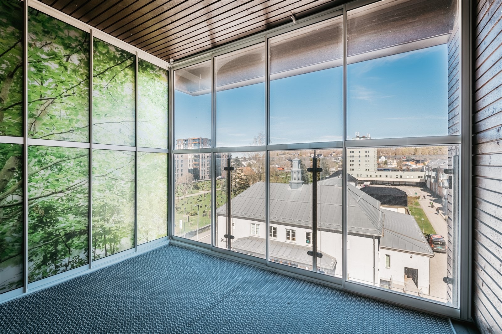 Folierte dører på terrassen får deg til å føle deg som i skogen Galleribilde