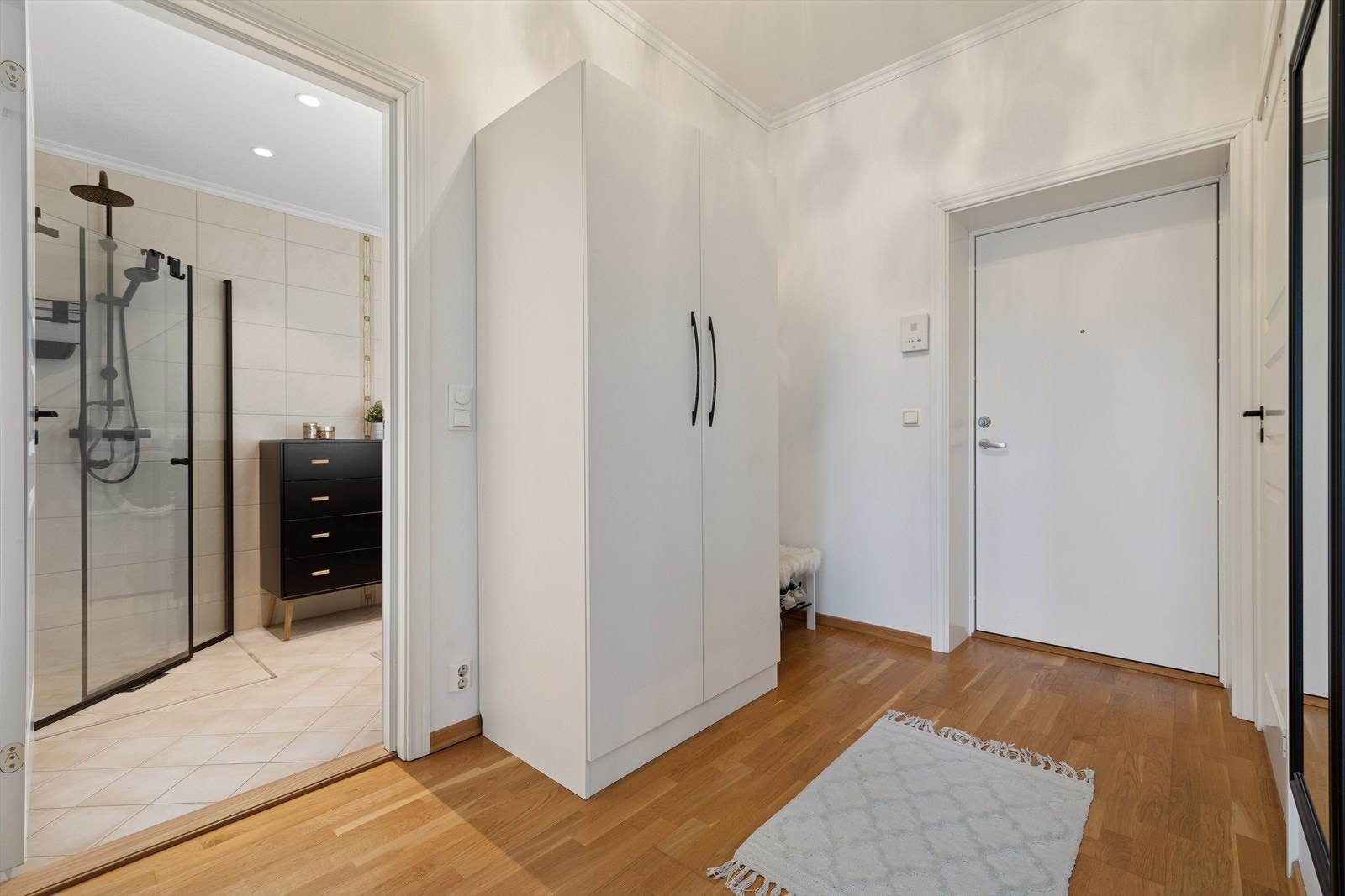 Det er god plass til ytterklær og sko. Galleribilde