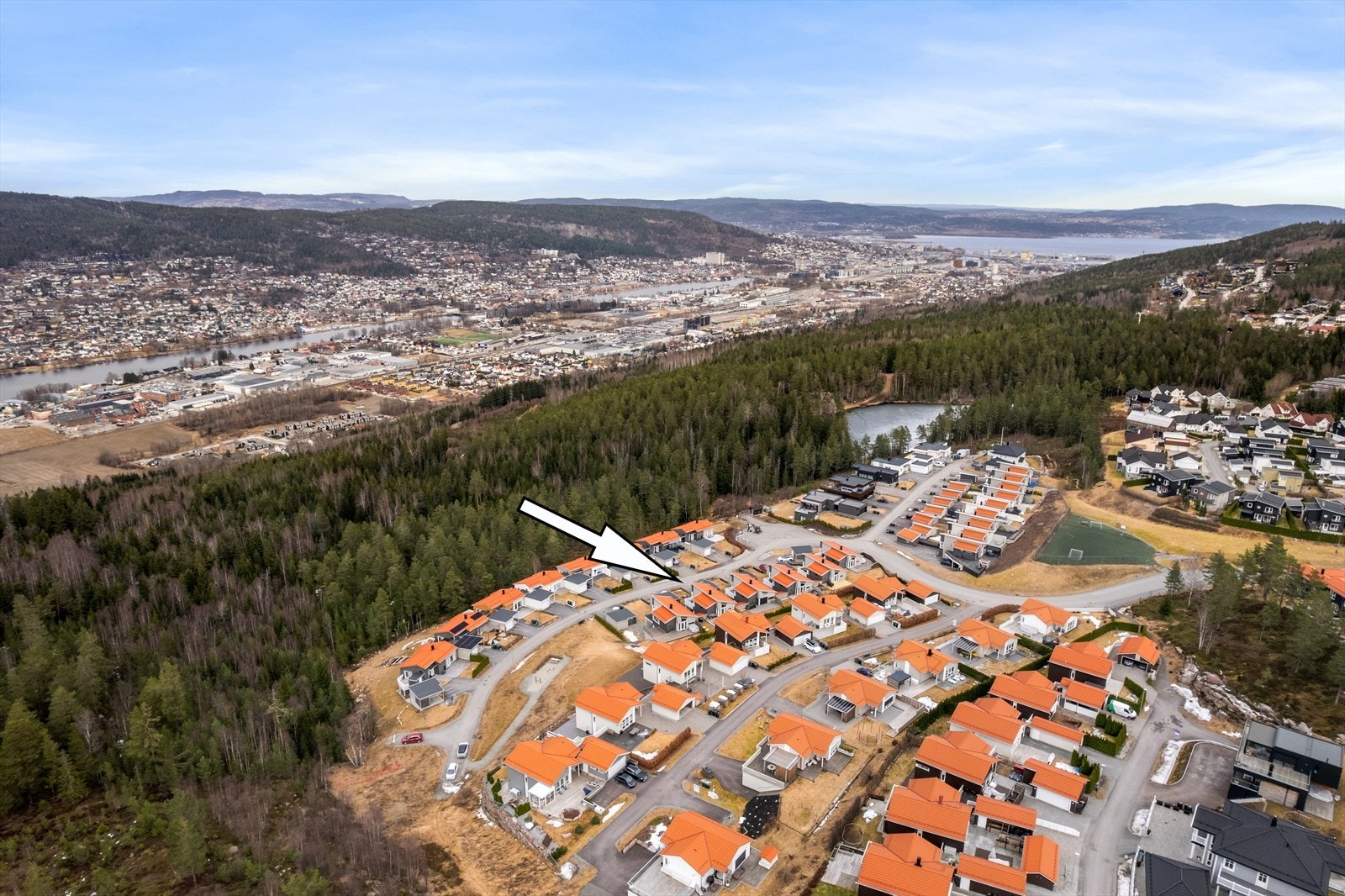 Nærhet til Vannverksdammen badeplass og marka med turmuligheter hele året Galleribilde