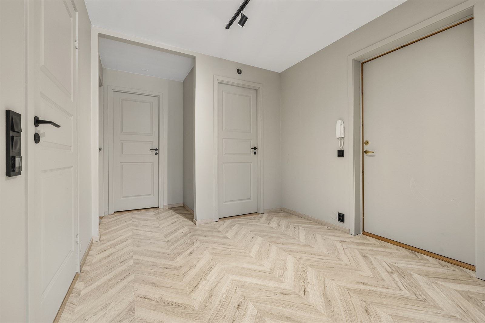 Det er rikelig med gulvplass til å etablere garderobeløsninger, sittebenk eller annen møblering som dekker behovet for oppbevaring av yttertøy og sko. Galleribilde