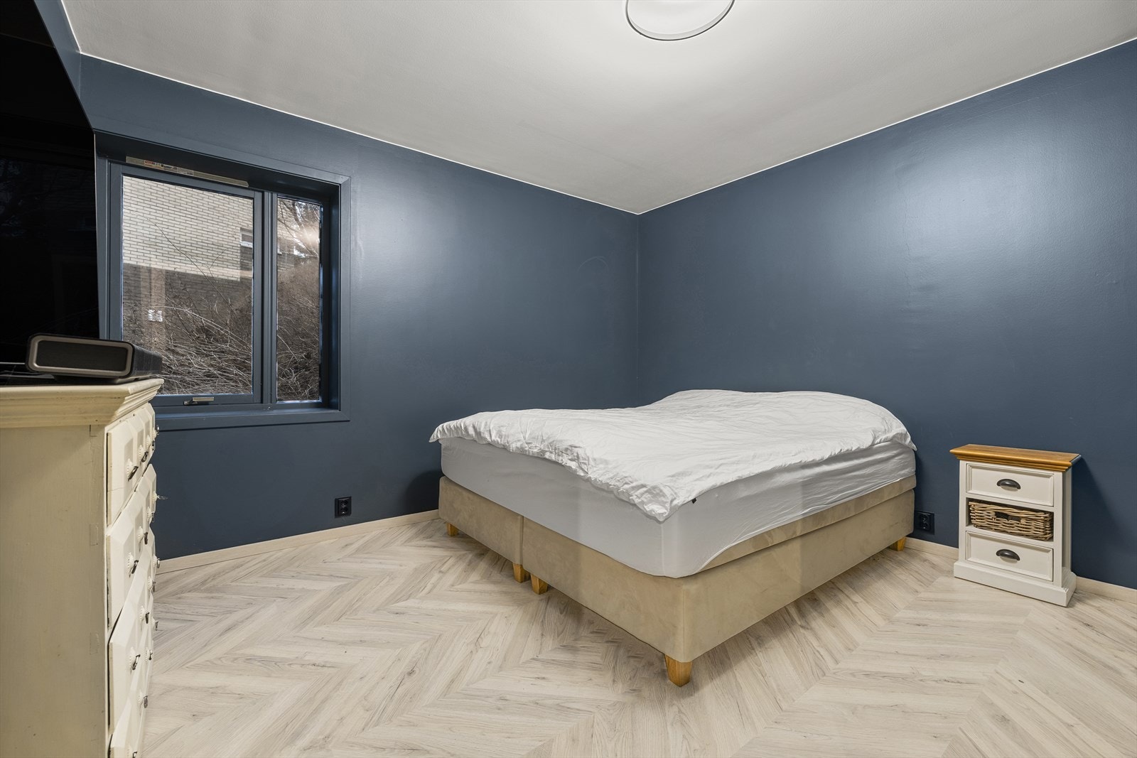 Det andre soverommet er lyst og fleksibelt, og kan enkelt tilpasses ulike behov - enten som barnerom, gjesterom eller hjemmekontor. Rommet har god plass til seng, garderobe og skrivebord, og byr på en praktisk planløsning. Galleribilde