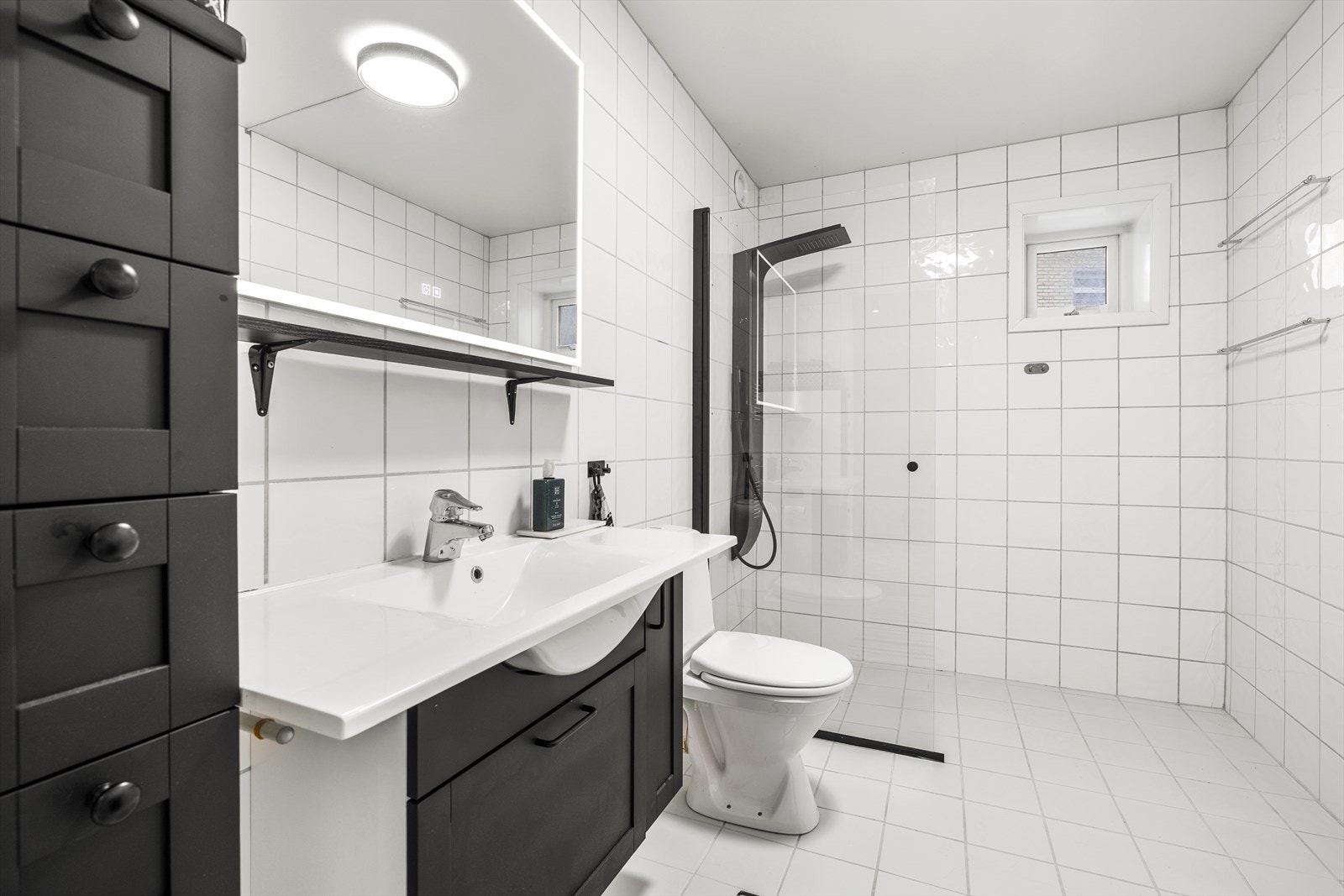 Badet har opplegg for vaskemaskin, og ventilasjon via sentralt styrt mekanisk avtrekk som sikrer et godt inneklima. Galleribilde