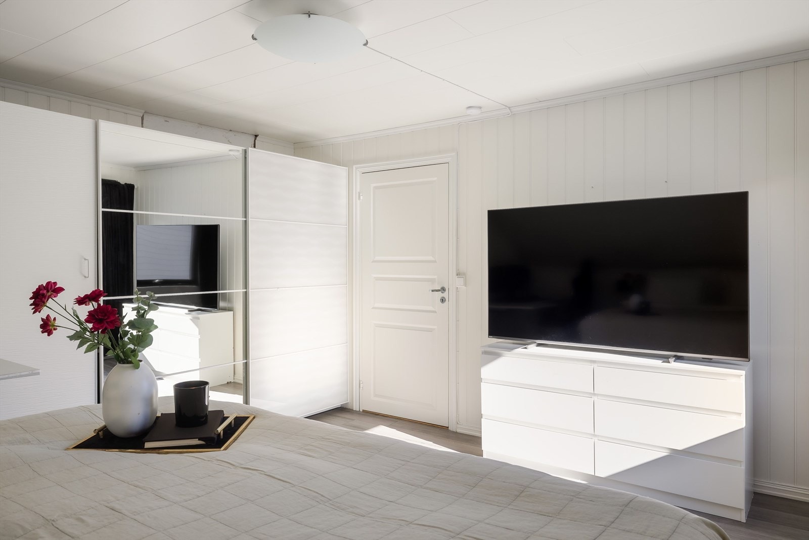 Skyvedørsgarderobe gir effektiv oppbevaring og speil som skaper romfølelse. Galleribilde