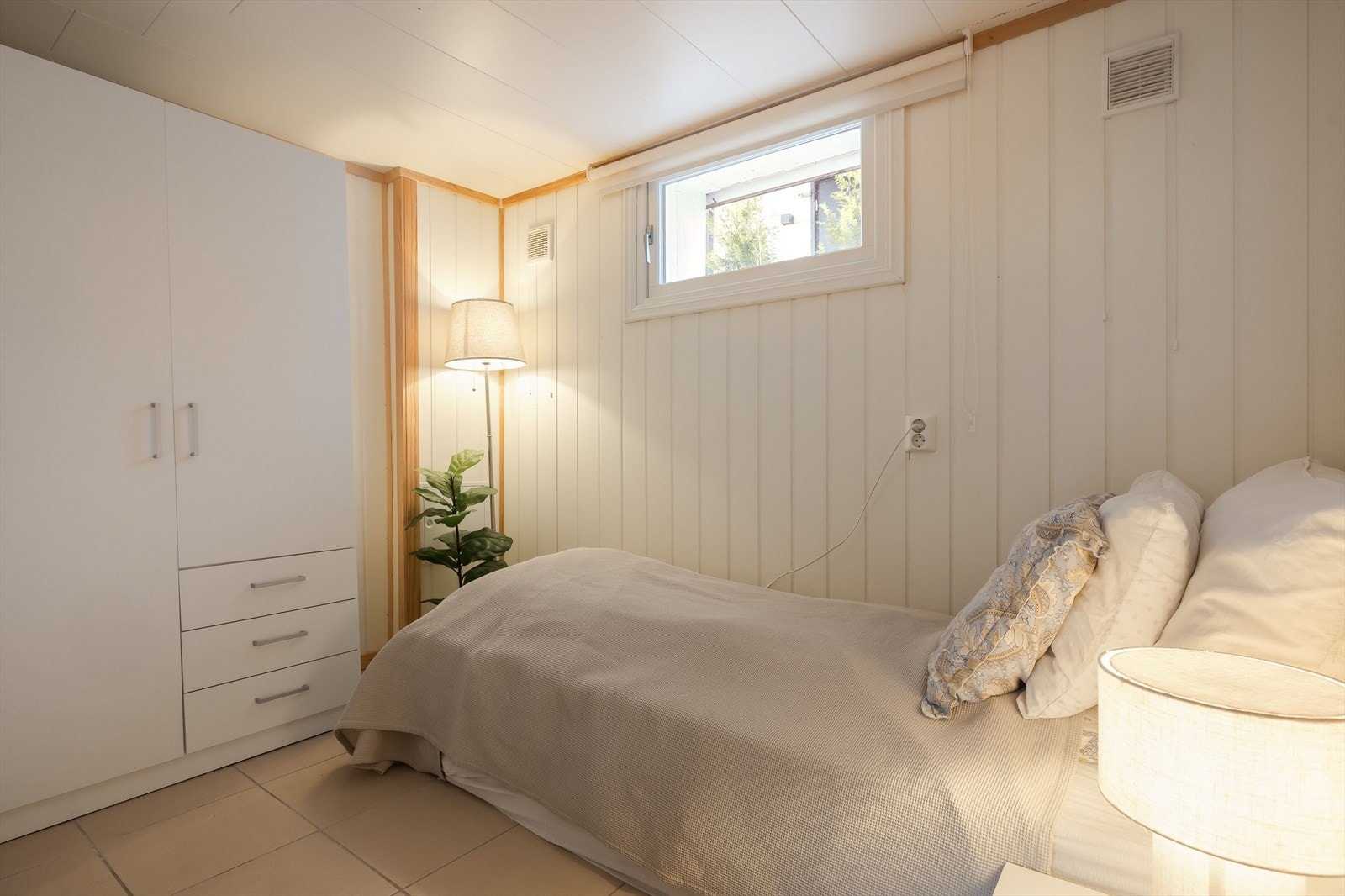 Rom innredet som soverom. Rommet har for lite vindu til at det er godkjent som rømningsvei. Rommet er ikke godkjent til varig opphold. Galleribilde