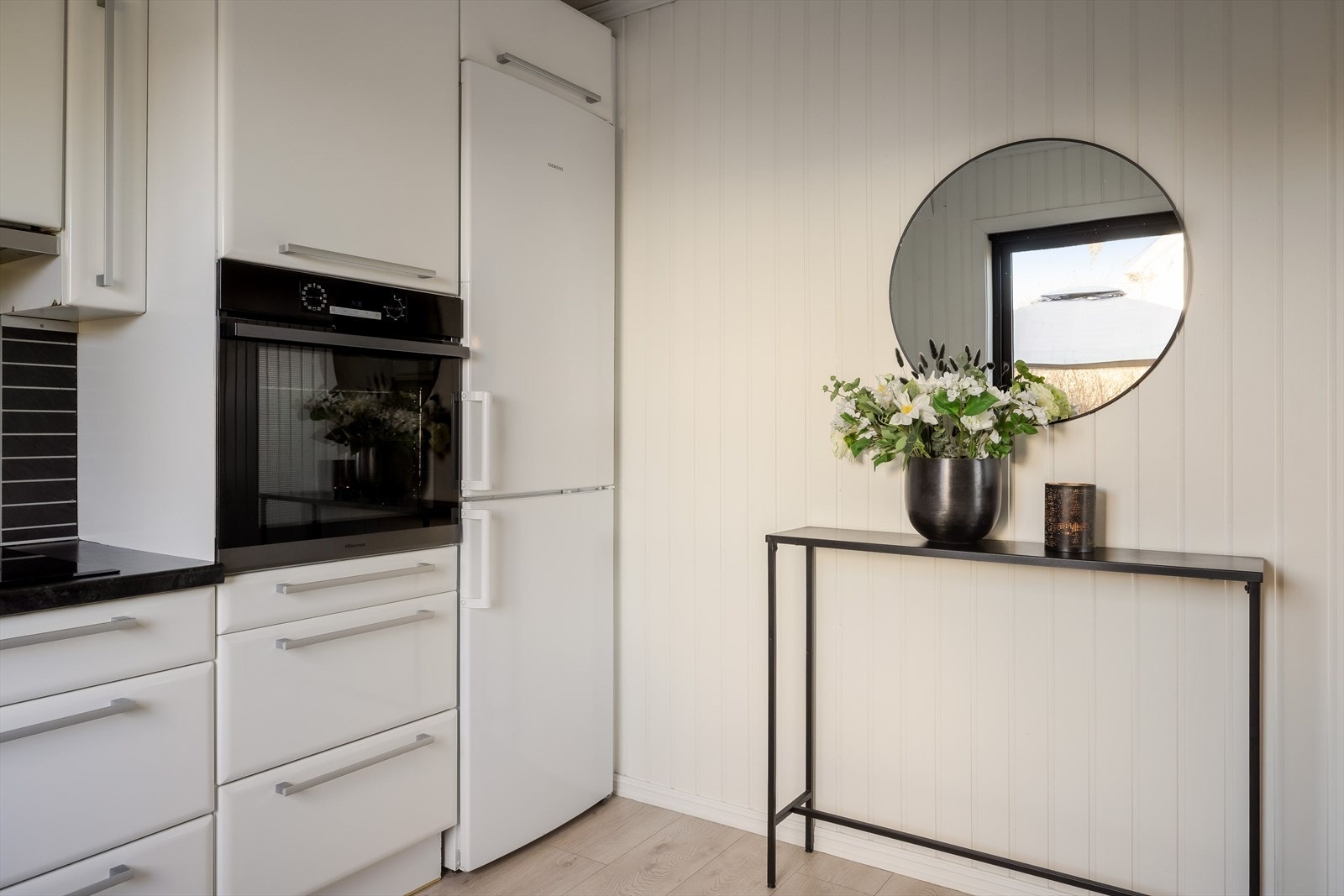 Kjøkkenet er utstyrt med integrert stekeovn og platetipp, mens det er til frittstående kjøl/fryseskap og oppvaskmaskin. Galleribilde