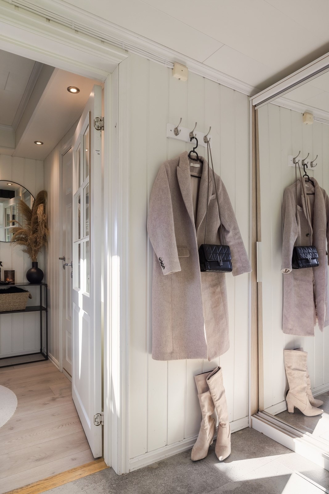 Skyvedørsgarderobe gir effektiv oppbevaring i entréen. Galleribilde