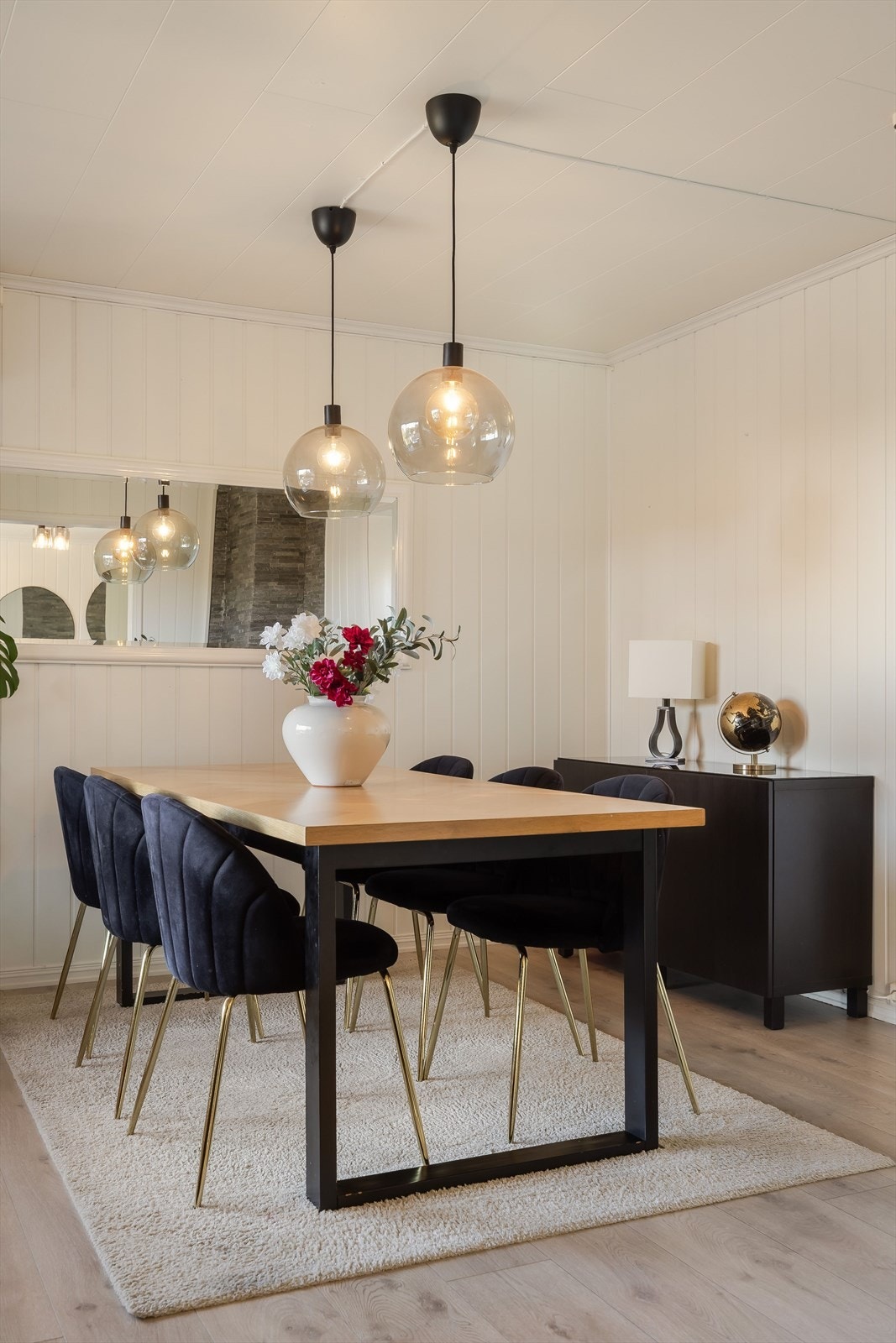 Det er god plass til et romslig spisebord - perfekt for å samle familie og venner. Galleribilde