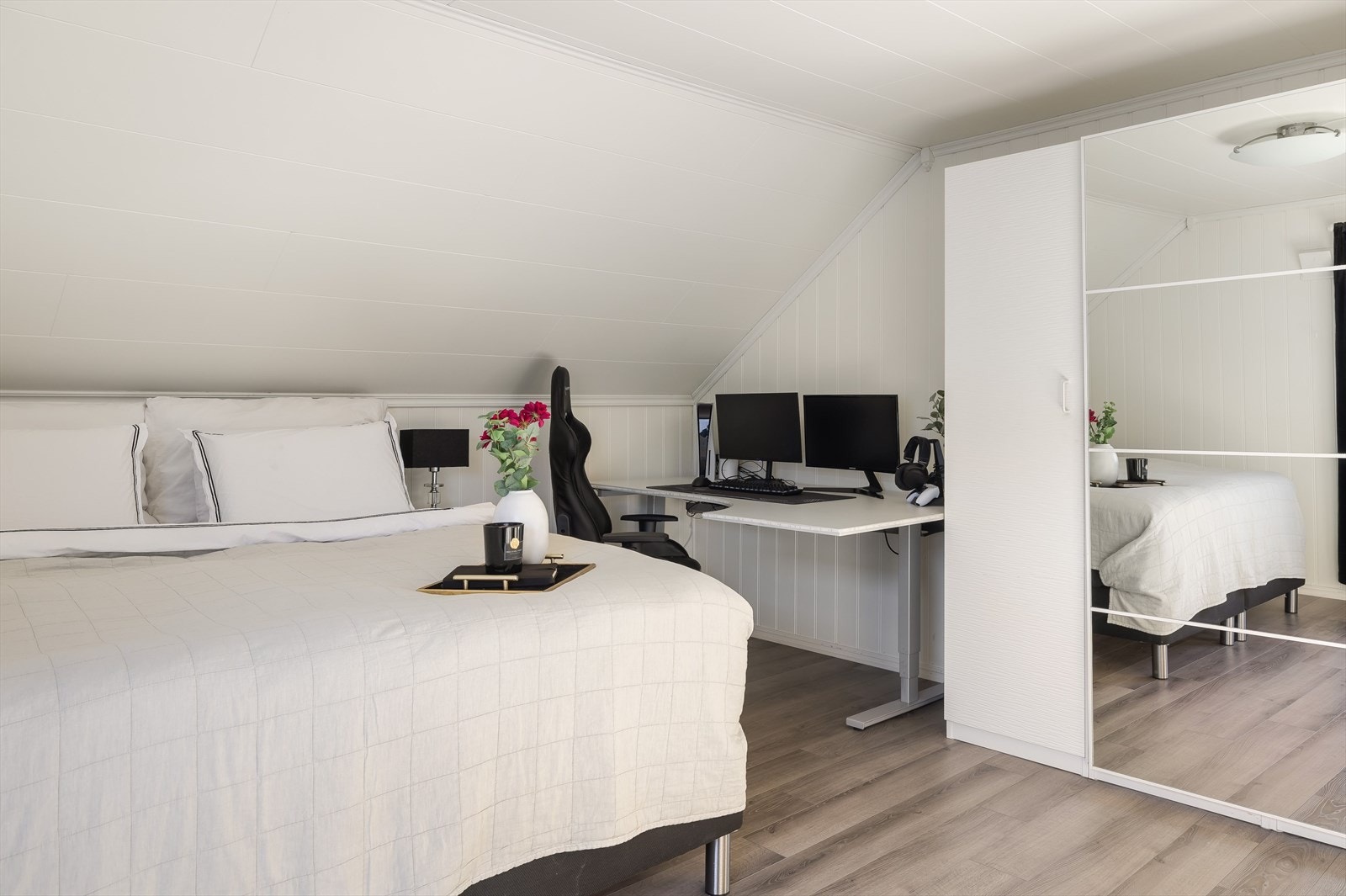 Det er plass til dobbeltseng med tilhørende nattbord og en praktisk arbeidsplass gir rommet flere funksjoner. Galleribilde