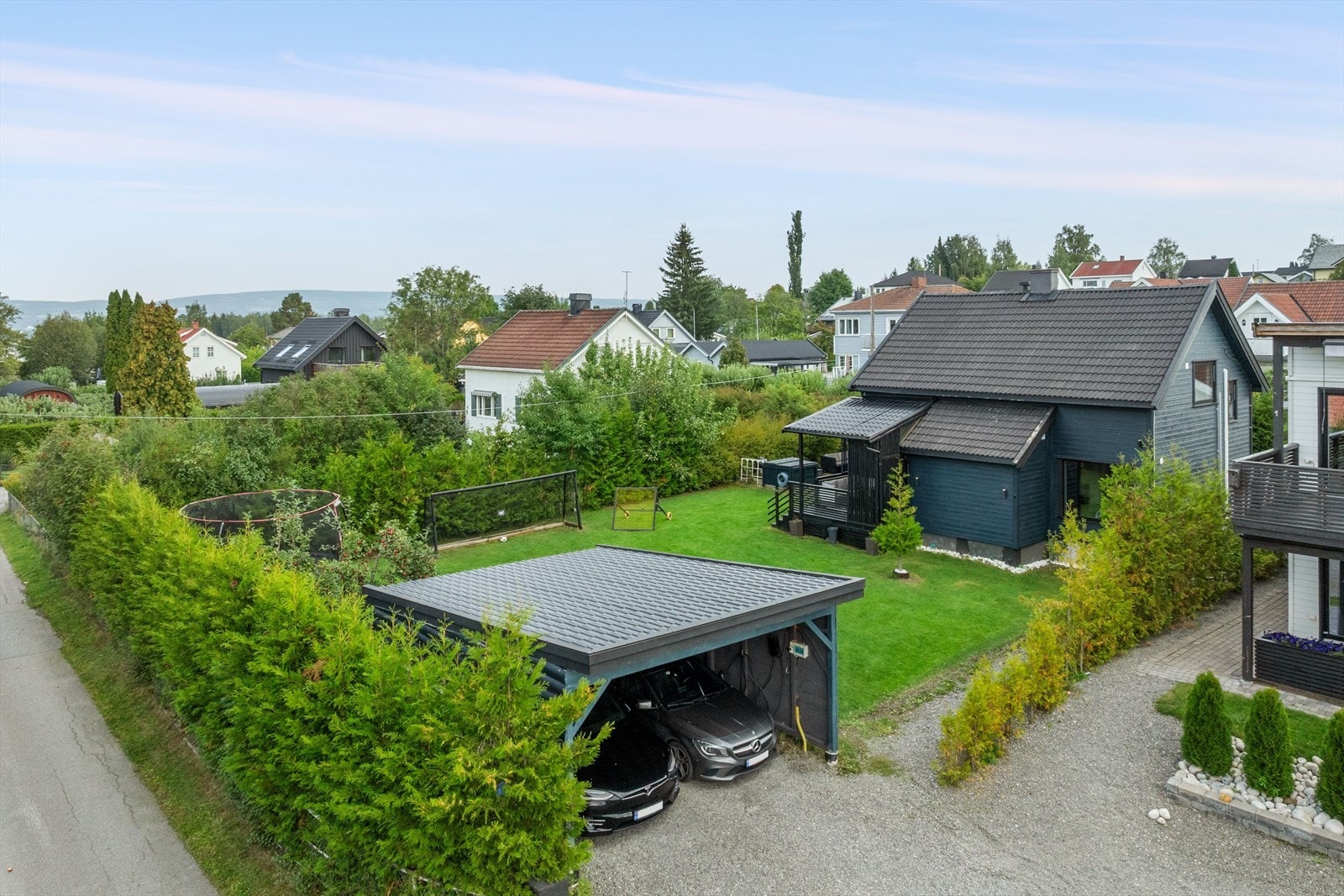 Eiendommen består av eneboligen og en dobbel carport. Galleribilde