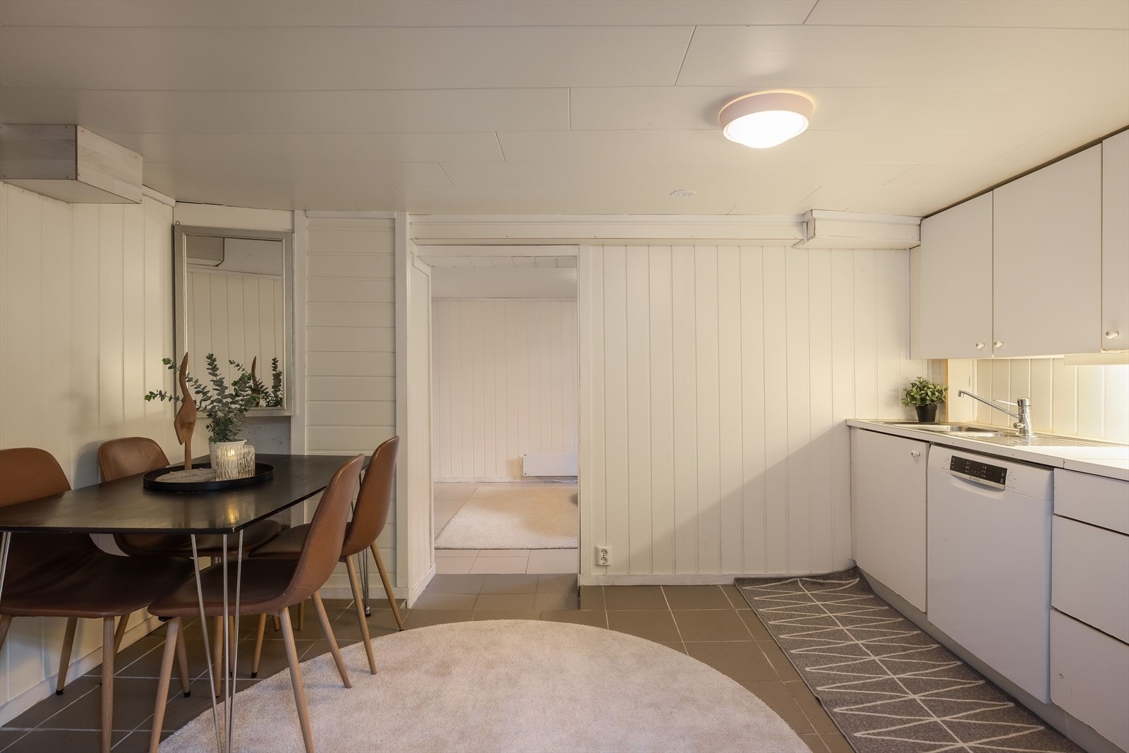 Kjelleretasjen er innredet som en hybel. Rommene er ikke søkt bruksendret og flere av rommene tilfredsstiller ikke krav til tilstrekkelig dagslys og godkjent rømingsvei. Rommene er derfor ikke godkjent til varig opphold. Galleribilde