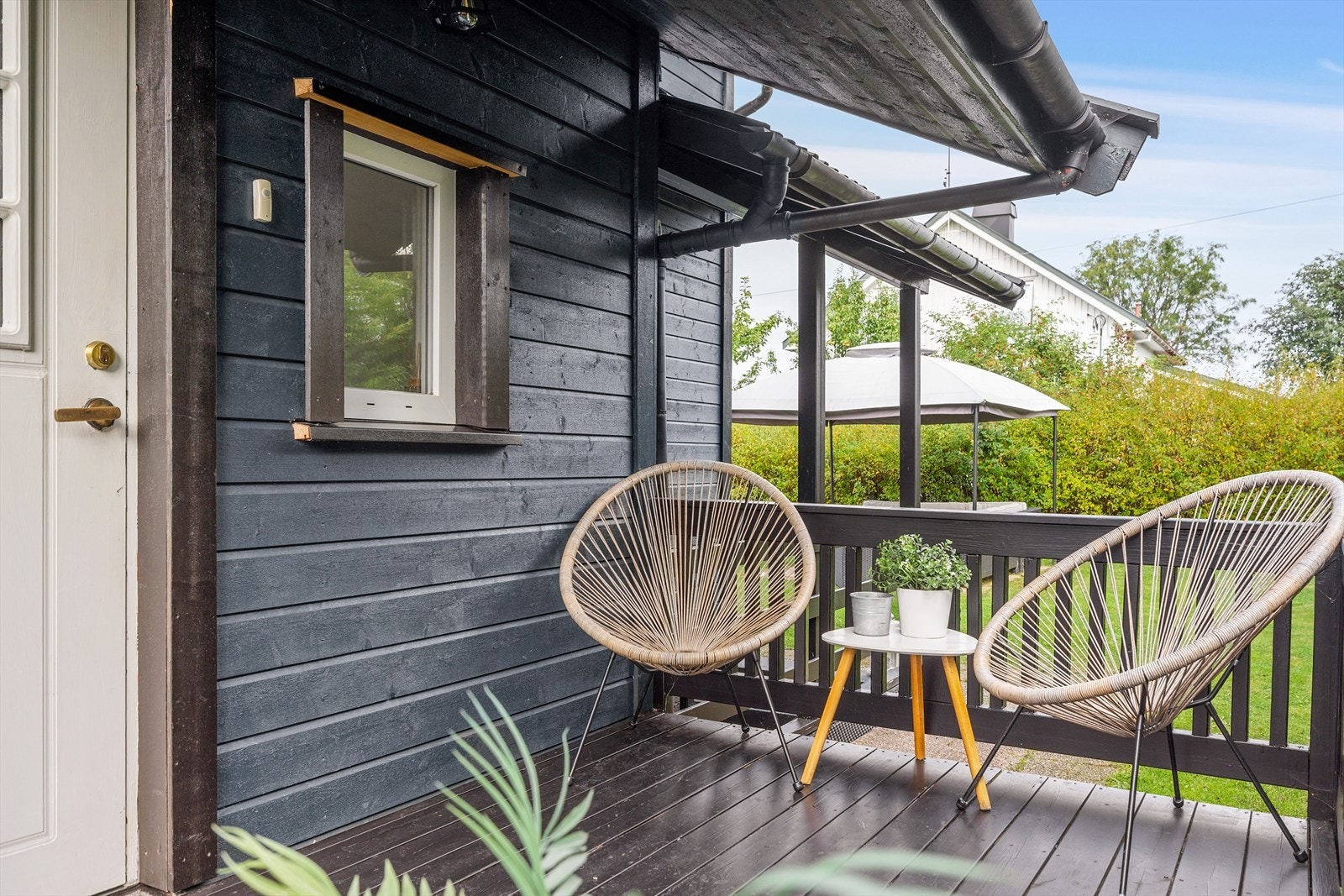 Boligen har et delvis overbygget inngangsparti med plass til en liten sittegruppe. Galleribilde