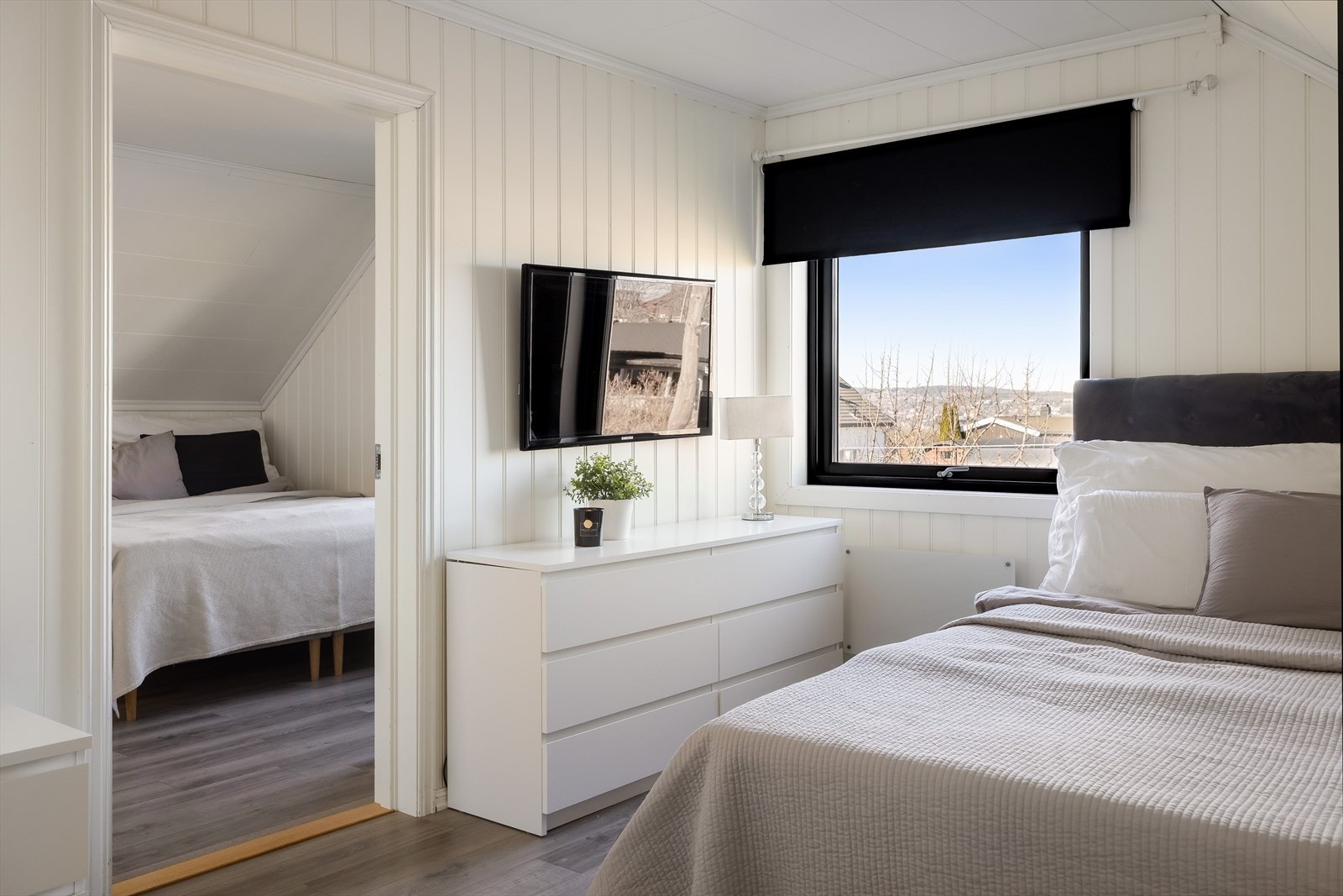Det er også plass til garderobeskap på rommet. Galleribilde