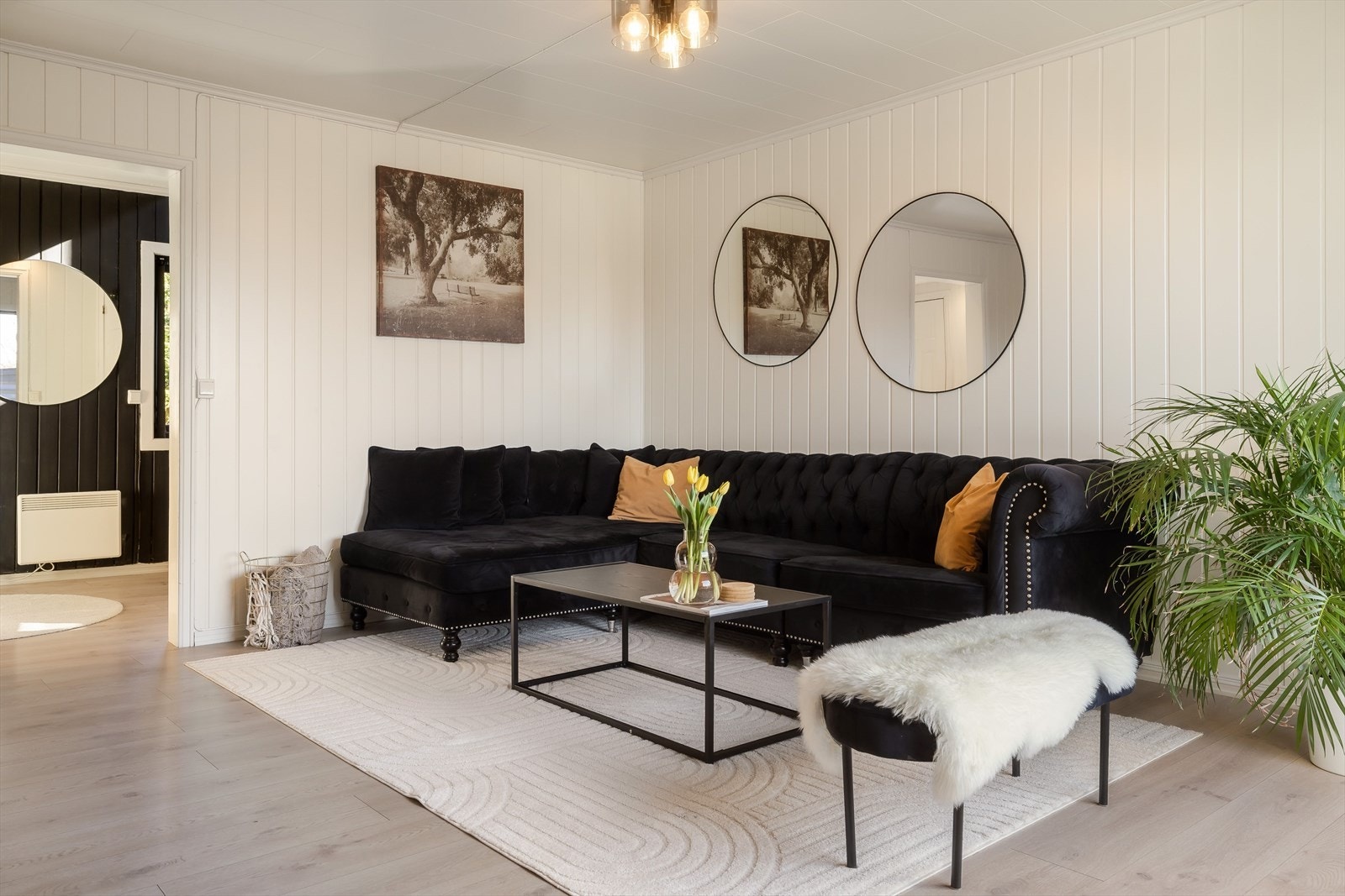 I stua er det god plass til en romslig sofagruppe med tilhørende sofabord og TV-møblement. Galleribilde