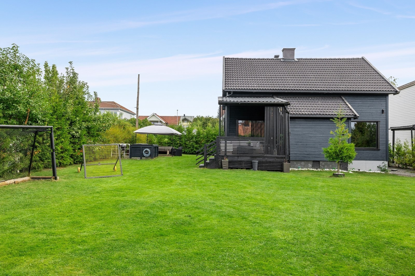 Skjermet og tilnærmet flat hage. Galleribilde