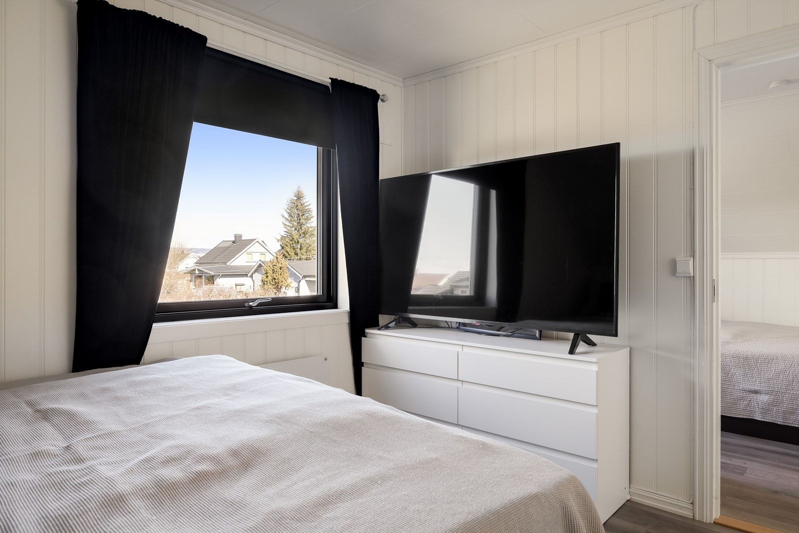 Det er plass til seng og andre ønskelige møbler. Galleribilde