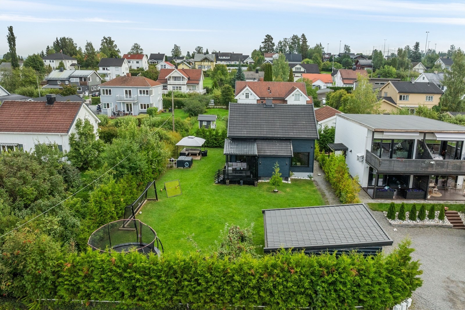 Eiendommen ligger i et etablert boligområde i Ottestad med kort vei til butikker, bussforbindelse og blant annet idrettsplassen i Ottestad som kan skimtes øverst til høyre i bildet. Galleribilde