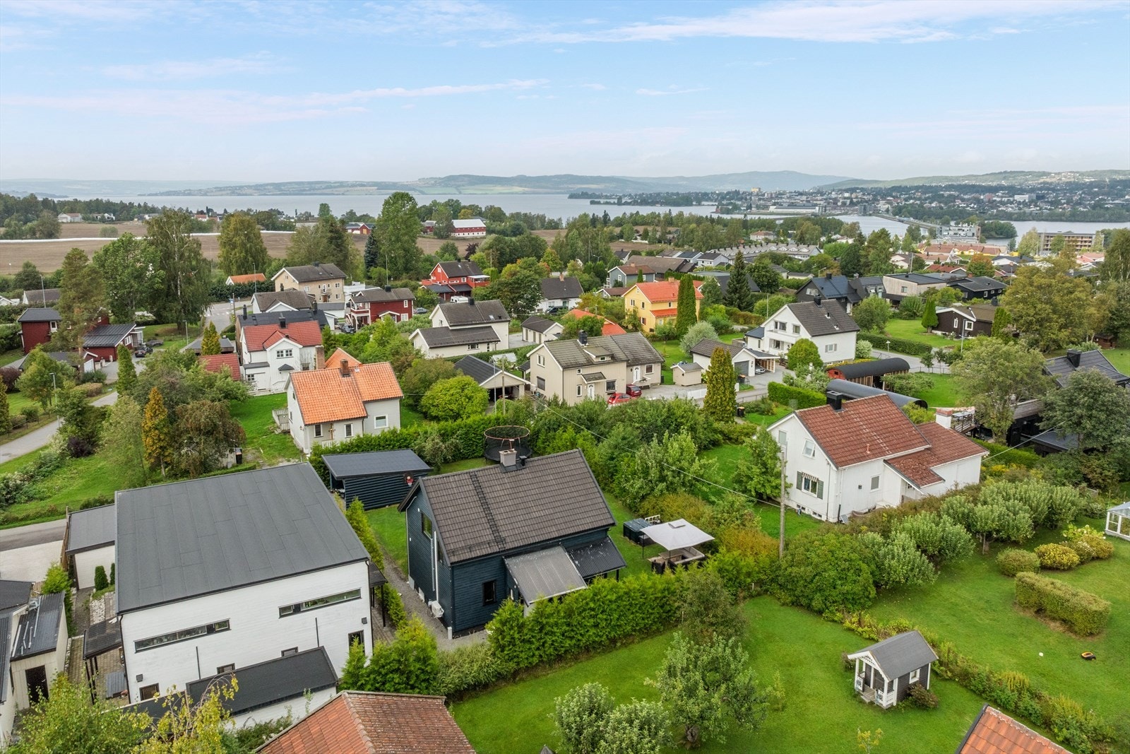 Det er ca. 3 km til Hamar sentrum med et rikt utvalg av butikker, spisesteder og servicefasiliteter. Galleribilde